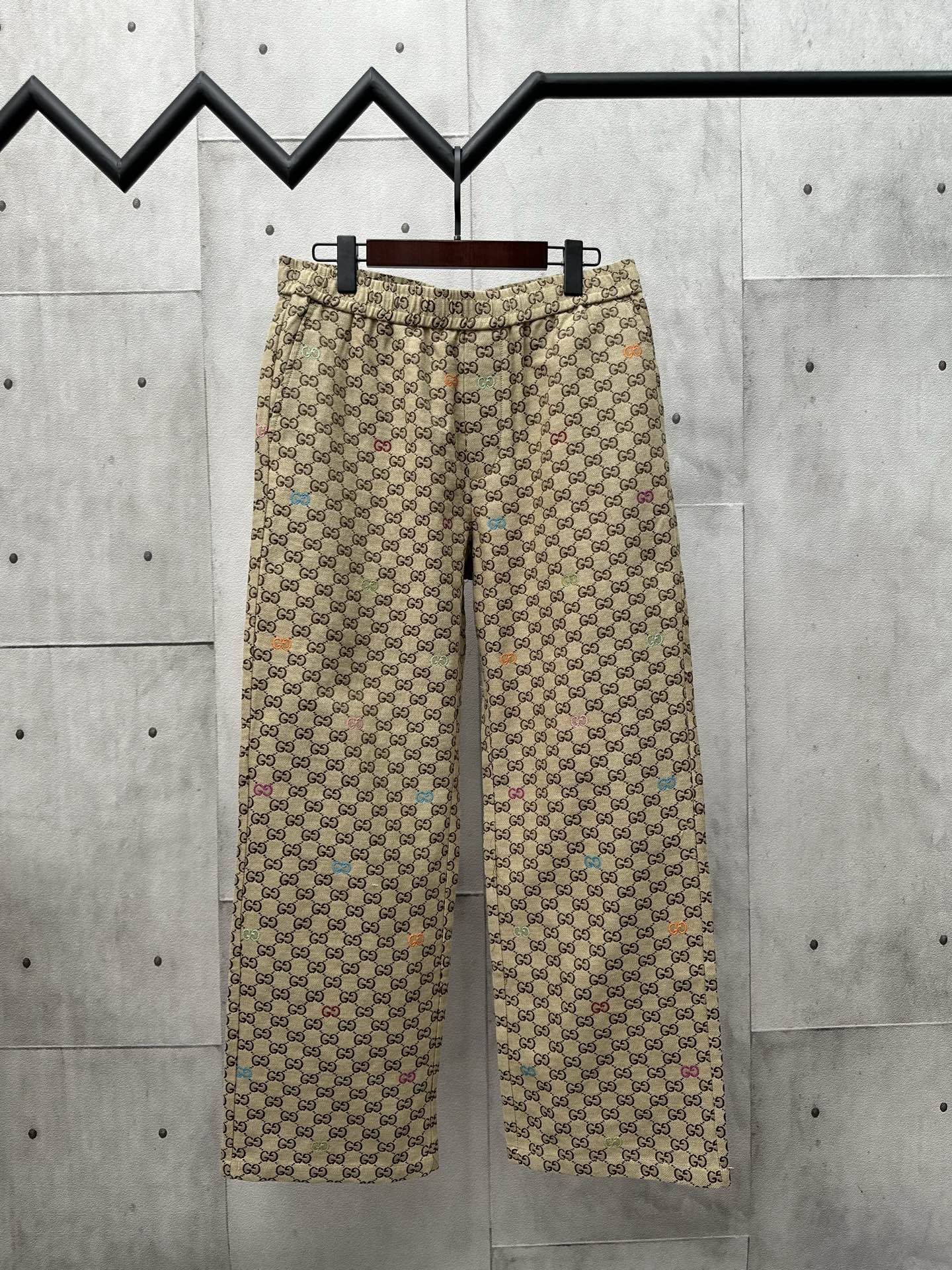 Pantalón largo de GUCCI de la nueva colección 25SS de otoño-invierno con jacquard de doble G y estampado integral. Conf…