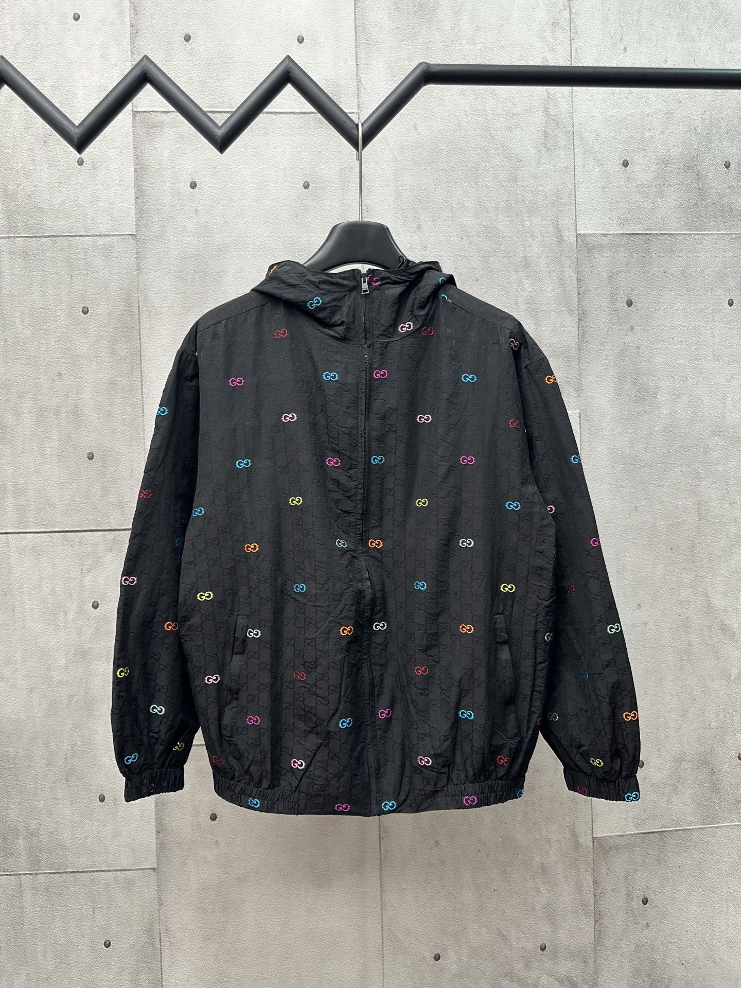 Chaqueta de GUCCI de la nueva colección 25SS con jacquard GG de hilo multicolor. La colección de pre-otoño 2025 integra…