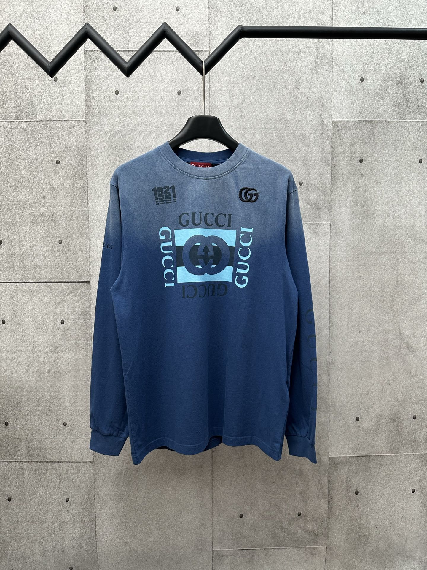 Camiseta de manga larga de cuello redondo de GUCCI de nueva colección con estampado y bordado en colores, confeccionada…