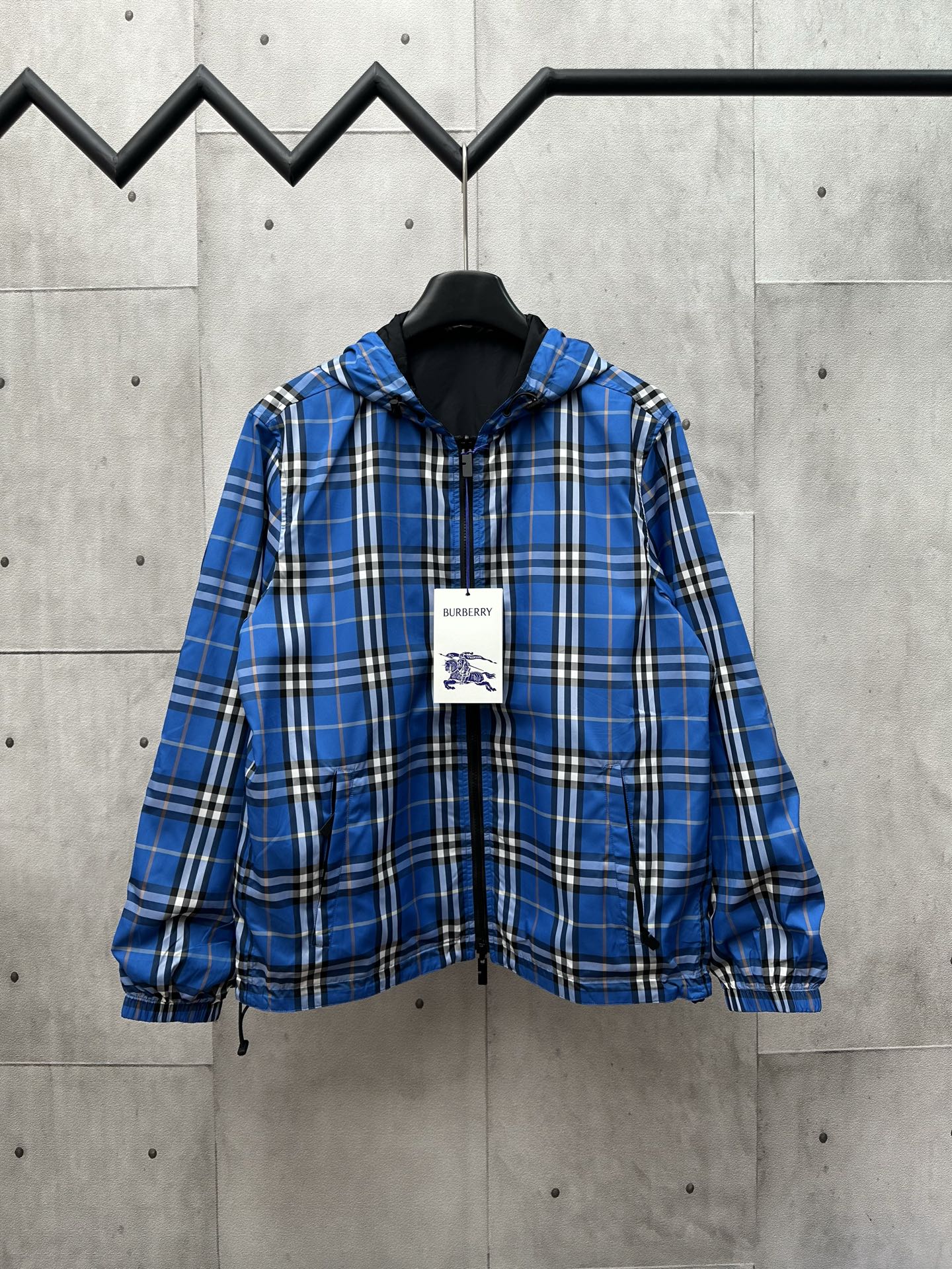 Burberry 2025ss nueva chaqueta con capucha de nailon de doble cara a cuadros hecha de tela de nailon sólido con aplique…
