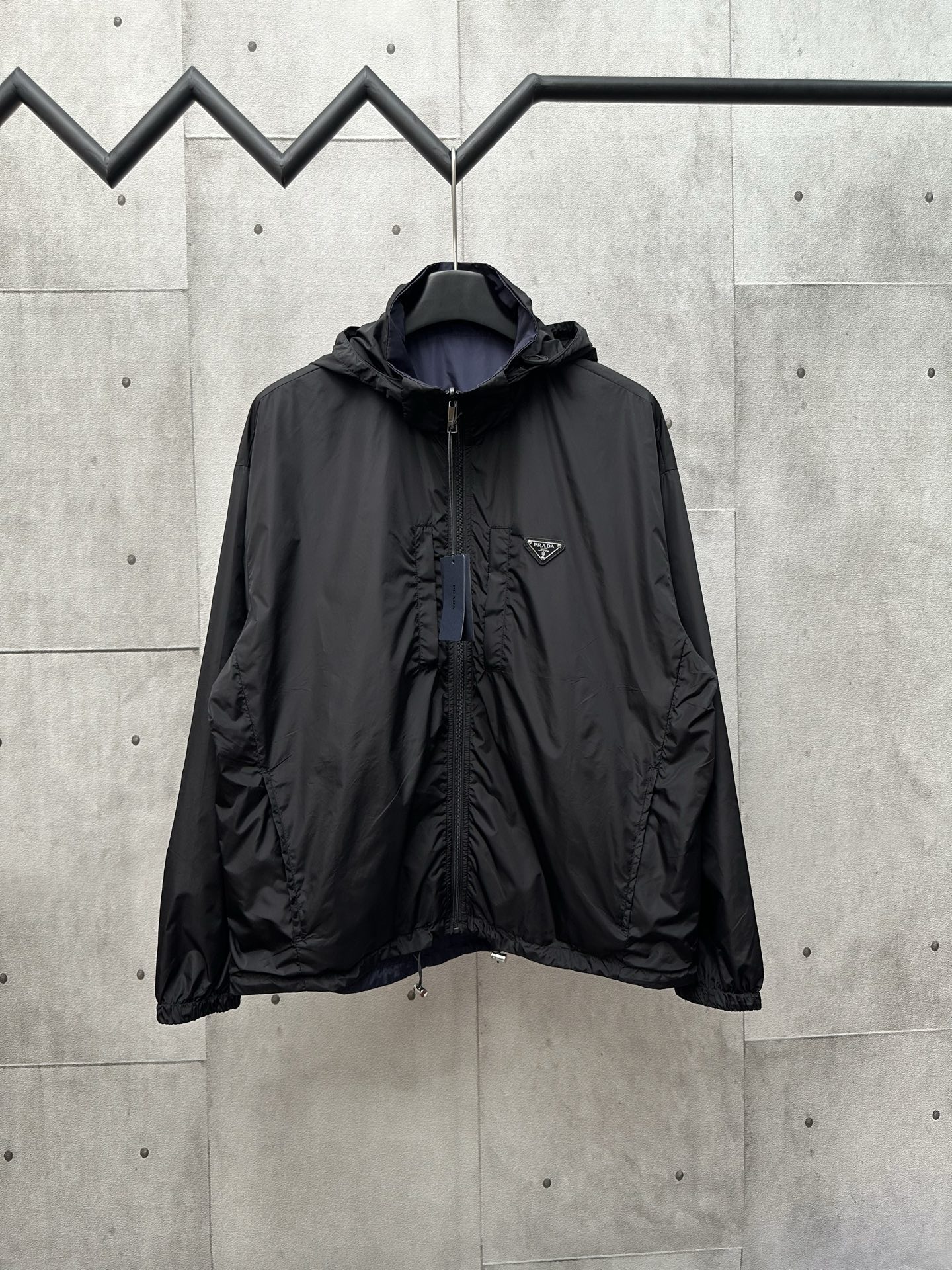 Chaqueta reversible de nailon regenerado PRADA Selección de tejido: Se selecciona el tejido de nailon regenerado icónic…