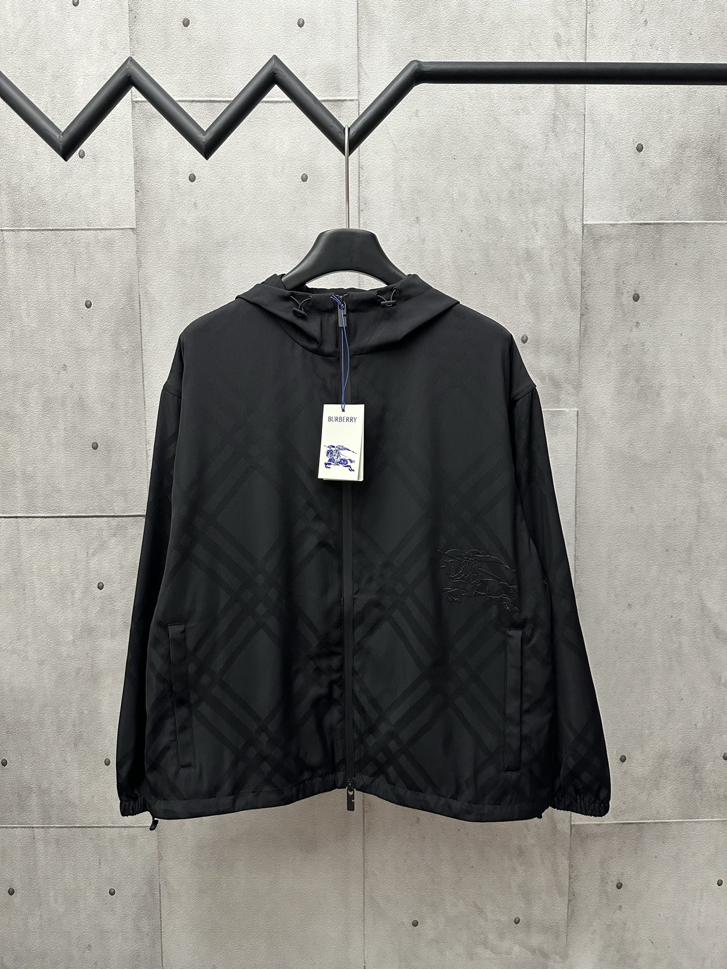Selección de tela para chaqueta bordada a cuadros de sarga jacquard de BURBERRY: una tela (nylon) muy duradera hecha de…