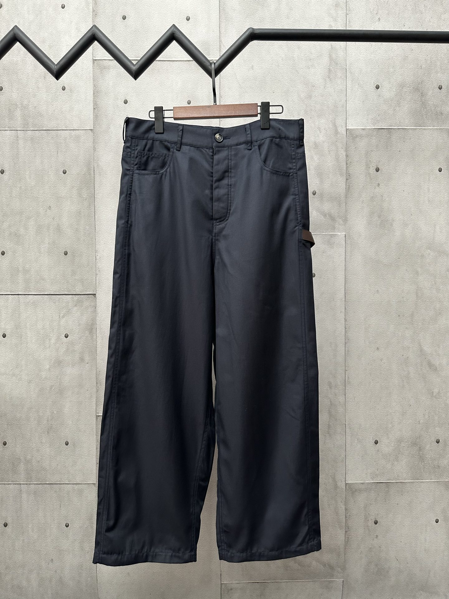 🅿️255 Pantalones de trabajo de sarga de algodón LOEWE. Selección de tela: tela de sarga de algodón ligera hecha 100% d…