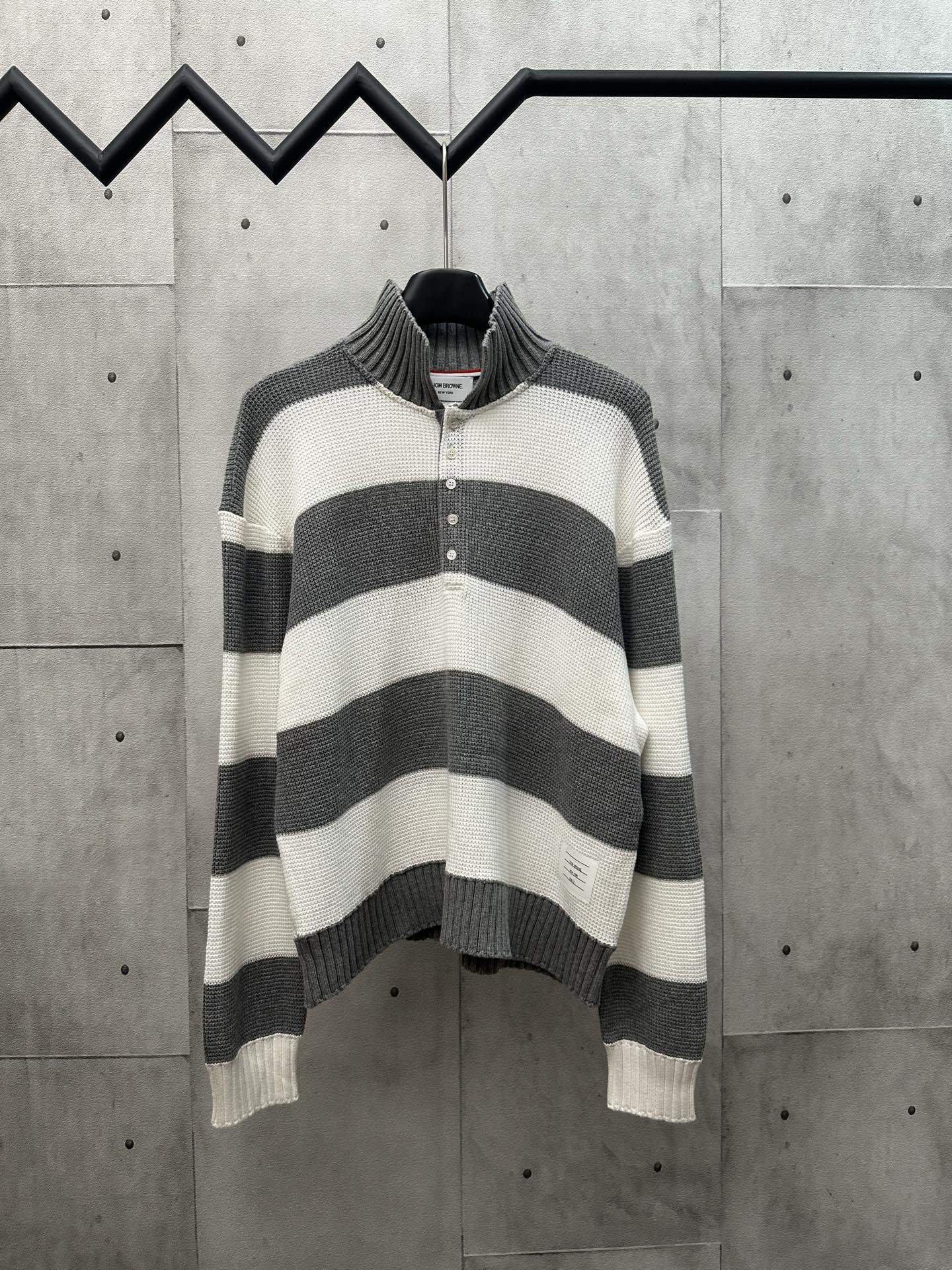 TB 25FW Nuevo polo de punto con rayas grises y blancas. Tallas: S, M, L.