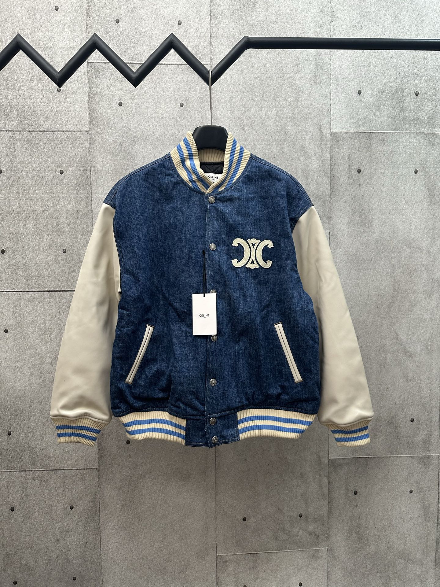 Nuevo estilo de principios de otoño CEL2025FW: chaqueta de béisbol de mezclilla lavada con paneles, bordado de logo bla…