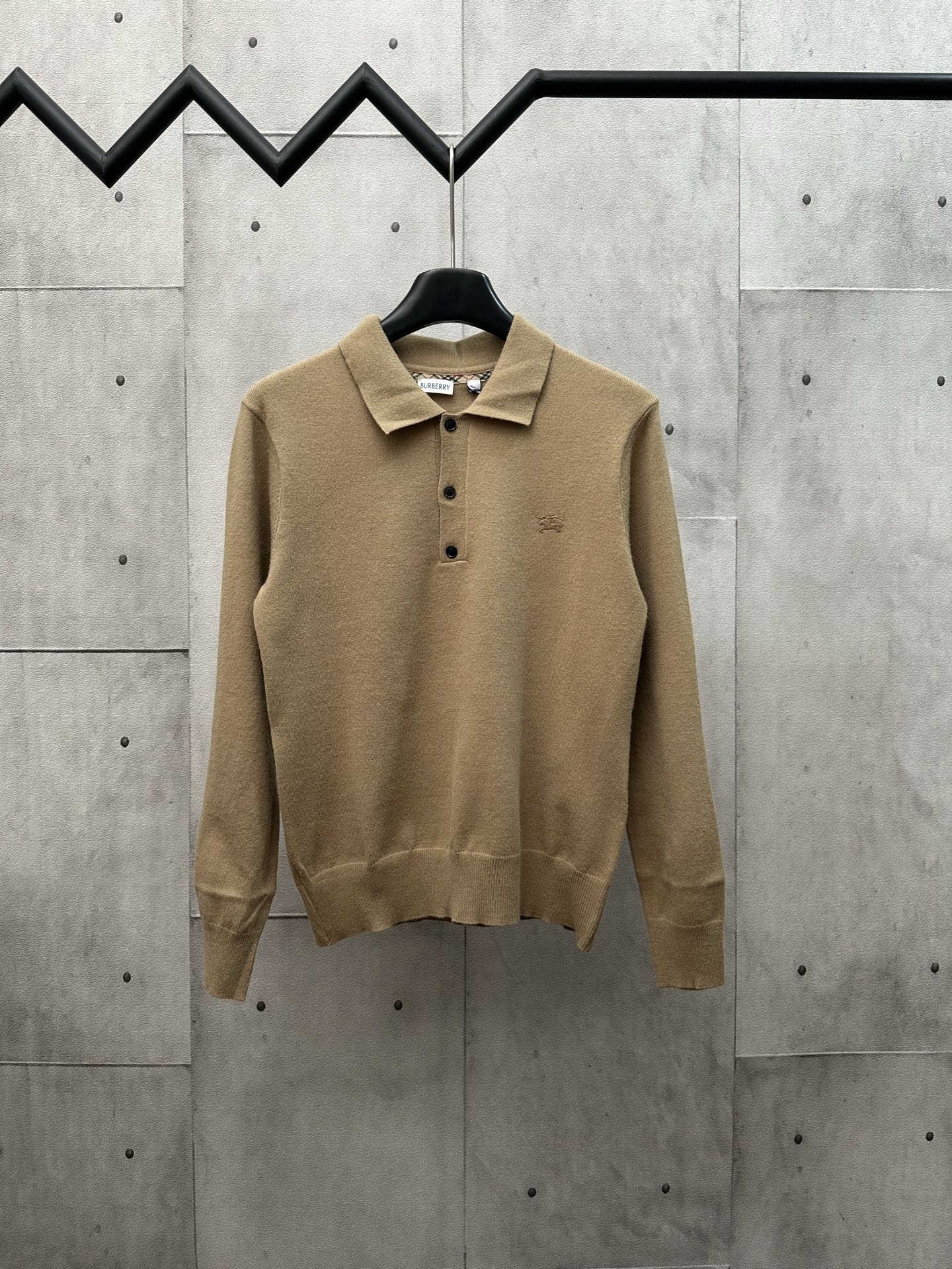Suéter de cachemira con logo ecuestre Burberry 25SS adornado con bordado tonal del logo Equestrian Knight (EKD). El cue…