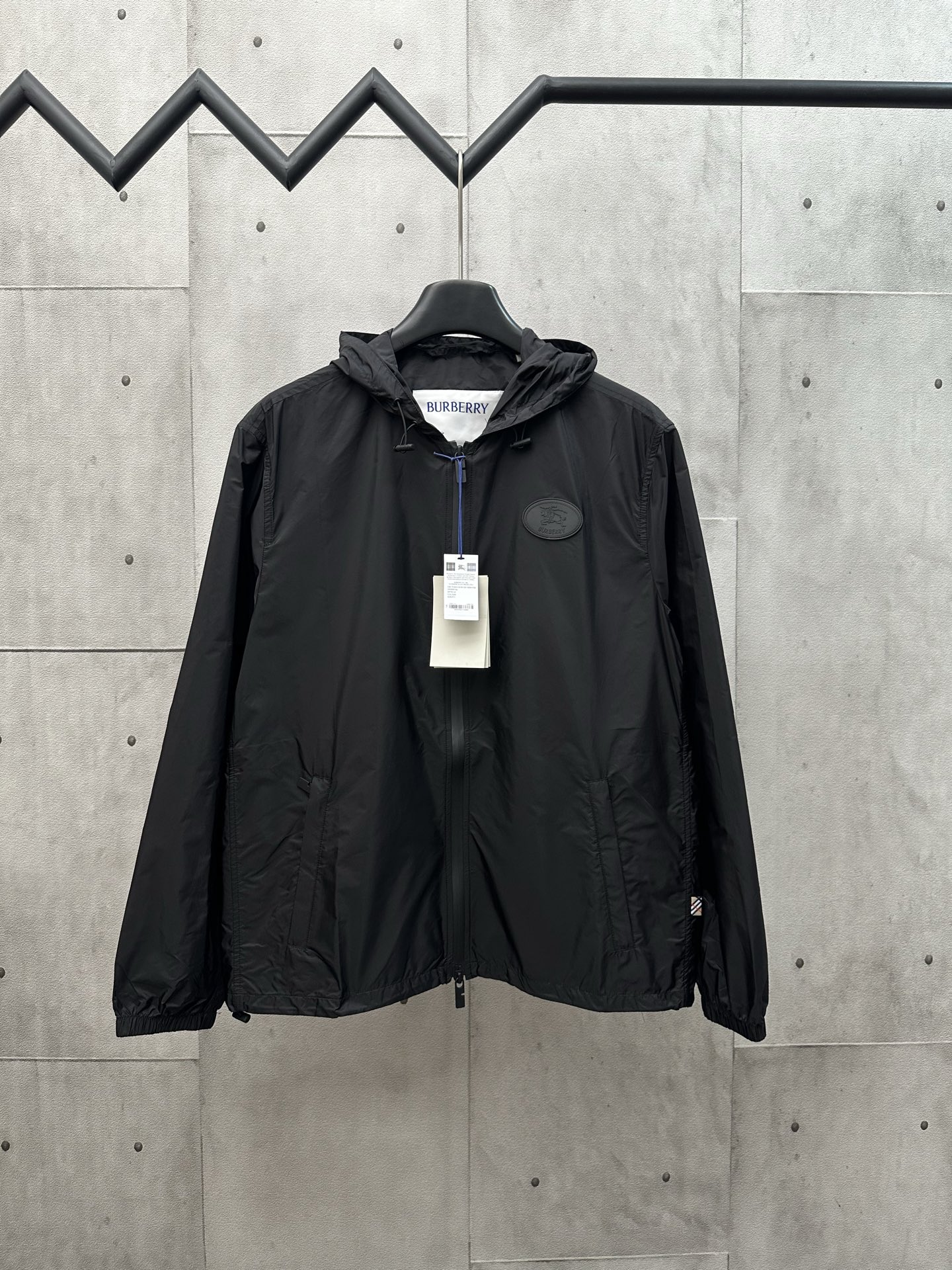 NO:954468,The fabric and lining of Burberry Knight Seal Jacket are made of nylon fabric made of polyamide fiber. Its molecular chain structure gives it a strong ability to resist friction and wear. It also has high breaking strength, nodule strength, and good toughness, making it able to withstand large tensile forces and impact forces without being easily damaged. After special weaving technology and anti-static treatment, the breathability and anti-static properties are significantly improved, greatly improving the wearing experience. Screen glue printing Strong three-dimensional sense Glue printing During the printing process, the glue will form a thick glue layer, making the printed pattern have a three-dimensional effect. It not only enhances the visual effect of the printing, but also makes the hand feel richer and has good durability. After the glue printing is cured, the printed pattern is closely combined with the fabric and is not easy to fall off. Accessories One-to-one customized front leather label One-to-one customized zipper puller One-to-one customized drawstring elastic buckle SIZE: M~3XL,,burberry,jackets & coats,19860909burberry骑士印章夹克衫 面料和里料选择选用聚酰胺纤维打造的尼龙面料.其分子链结构赋予它极强的抵抗摩擦和磨损的能力.同时具有很高的断裂强度和结节强度,韧性好等特点,使其能承受较大的拉力和冲击力不易破损.通过特殊编织工艺和防静电处理之后,透气性和防静电性能得到显著提升,大大改善穿着体验. 丝网胶浆印花 立体感强胶浆印花在印制过程中,胶浆会形成一层厚厚的胶质层,使得印花图案具有立体感. 不仅增强了印花的视觉效果,还使得手感更加丰富. 耐久性好. 胶浆印花经过固化处理后,印花图案与面料紧密结合,不易脱落. 辅料一比一定制前片皮标  一比一定制拉链头  一比一定制抽绳松紧扣 SIZE: M~3XL,,burberry,jackets & coats,,Men's clothing