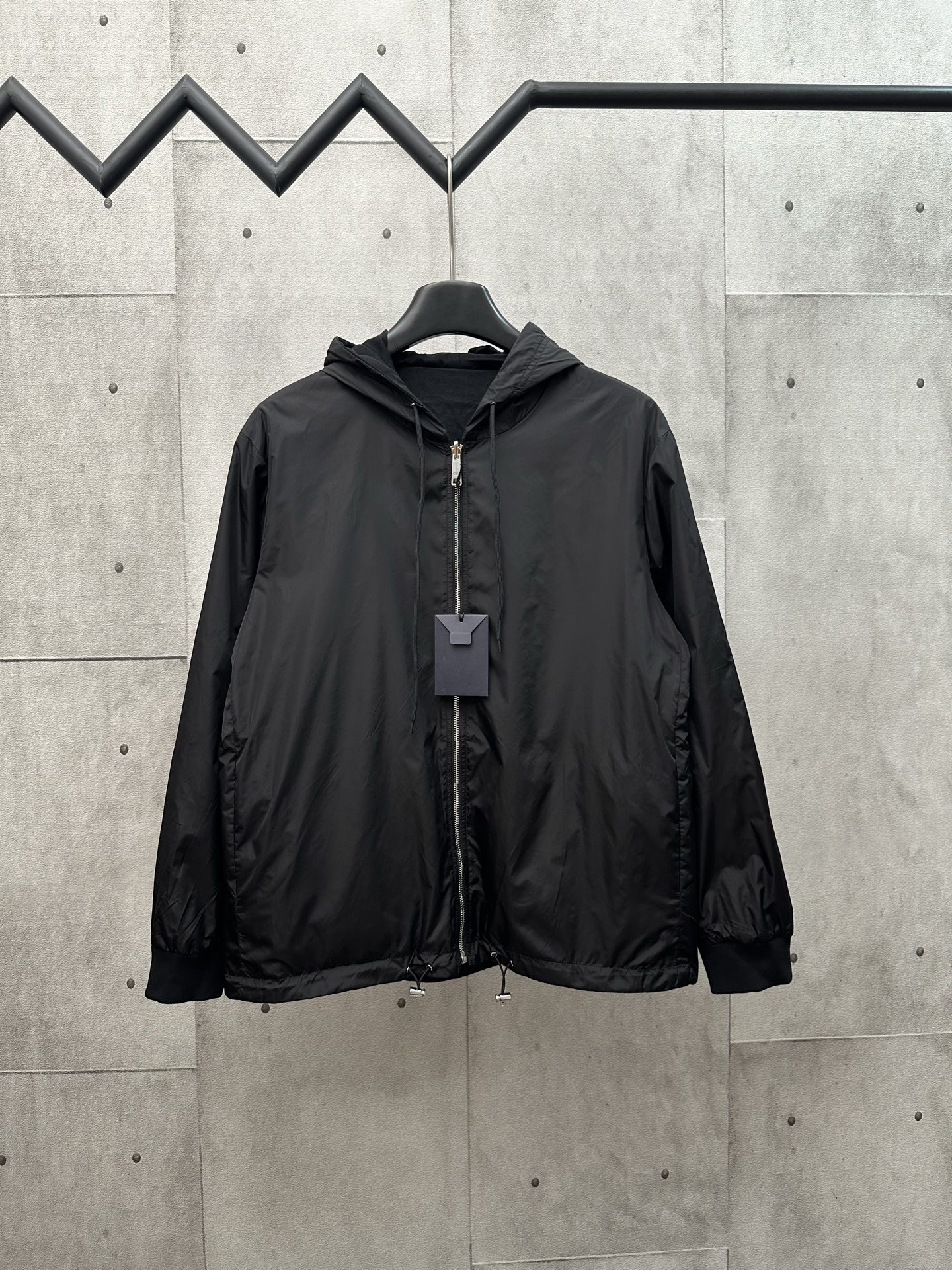 Chaqueta reversible con logo triangular de tela adornada de PRADA Selección de tela frontal: se selecciona la icónica t…