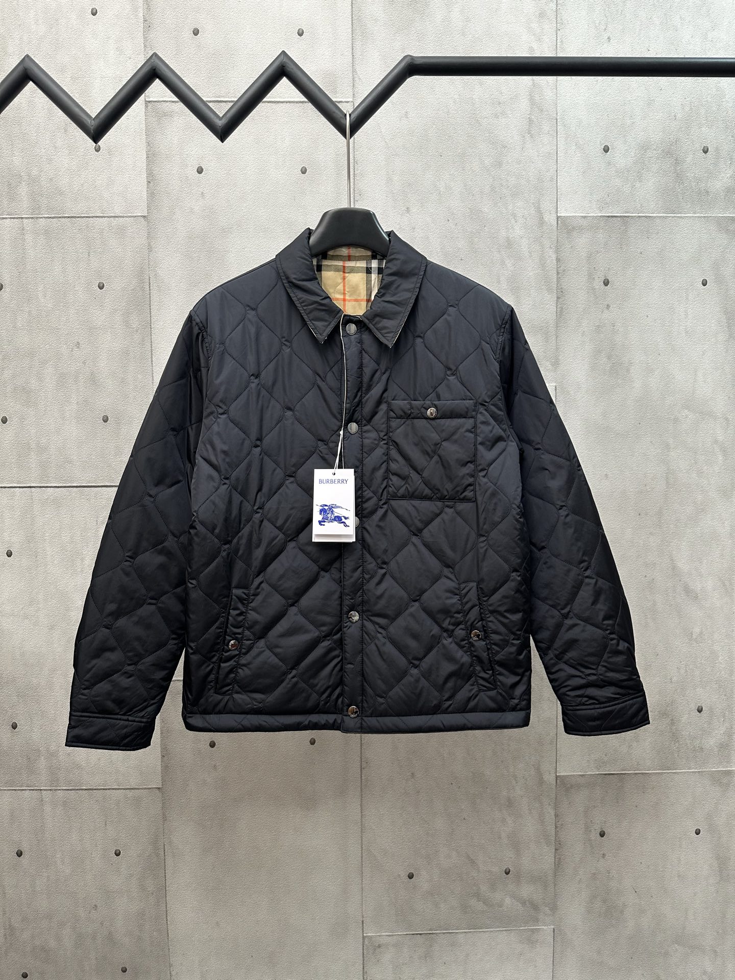 Nueva chaqueta Burberry 25SS de algodón estilo camisa acolchada a doble cara. El diseño de la sastrería estructural se …