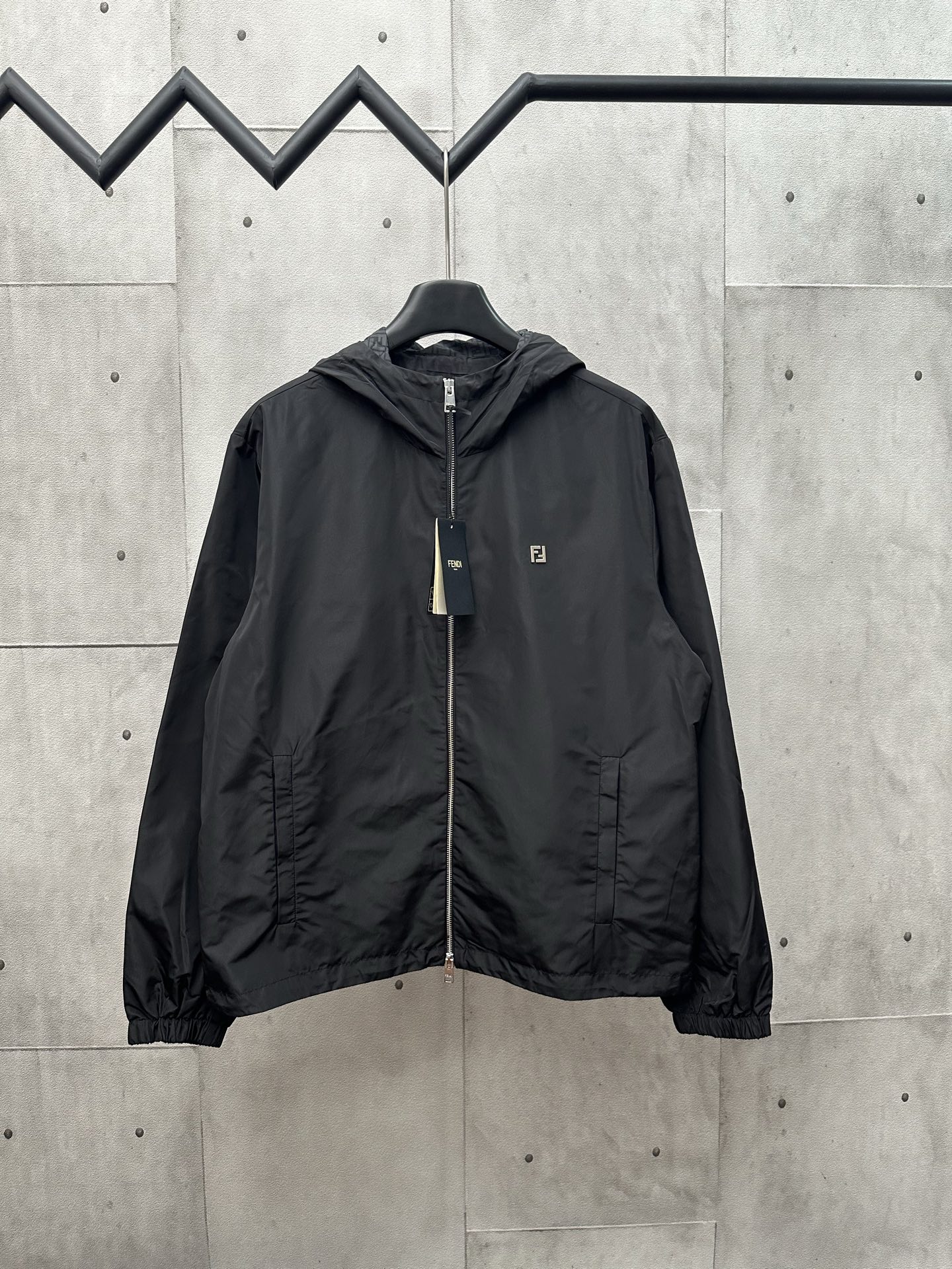 Chaqueta negra de tejido técnico con etiqueta de Fendi. Selección de tejido: tejido técnico 100% poliéster con tecnolog…