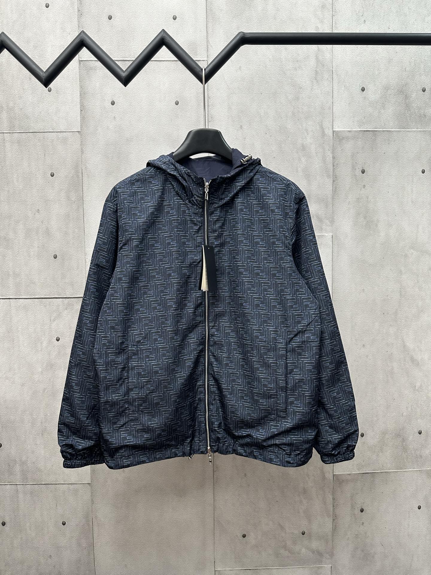Chaqueta reversible de nailon FF azul de Fendi. Selección de tejido: tejido de nailon 100% poliéster. La fibra de polié…
