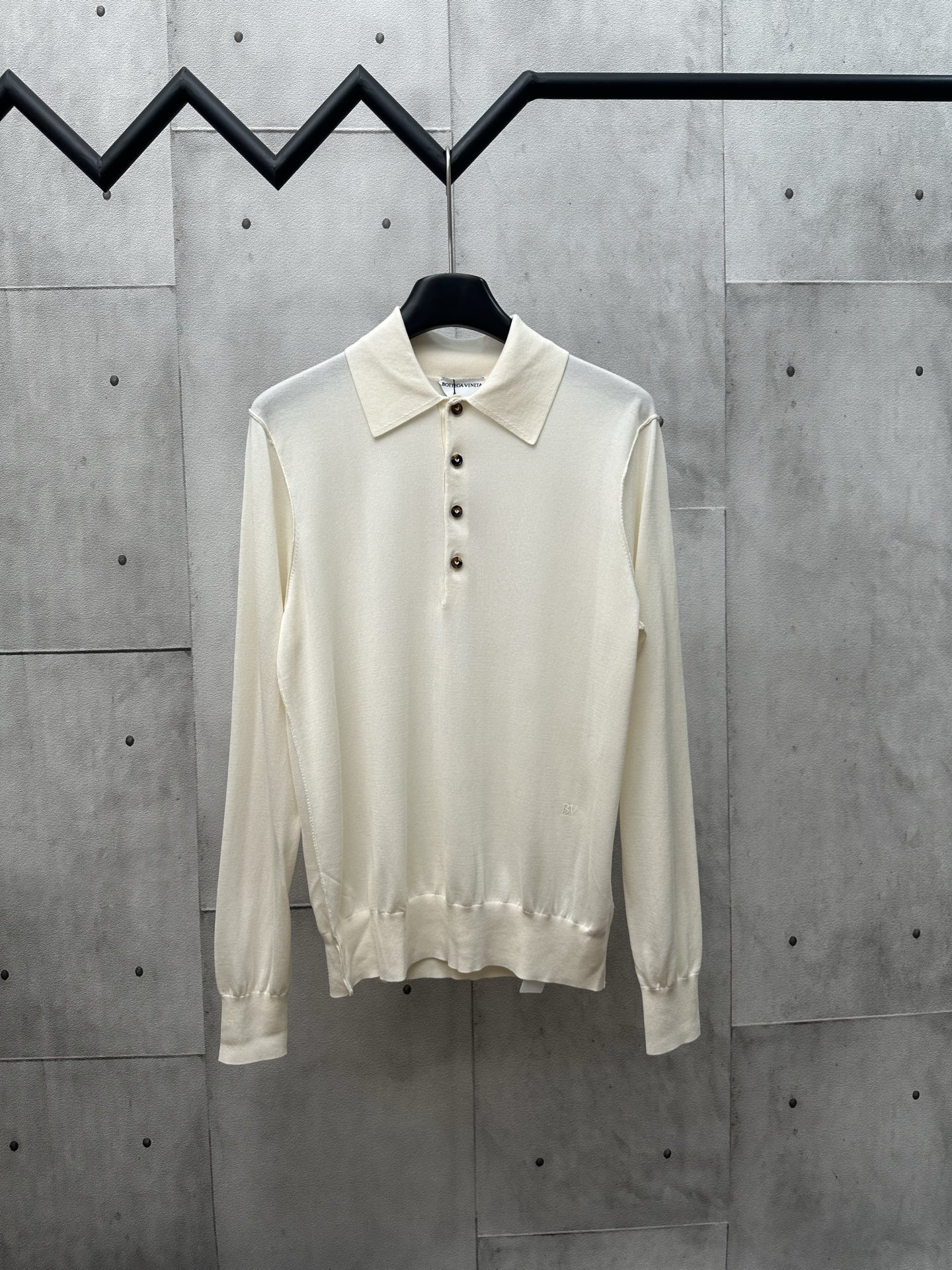 BV Suéter de punto de manga larga con cuello redondo y pequeña etiqueta bordada. Tallas: S M L XL