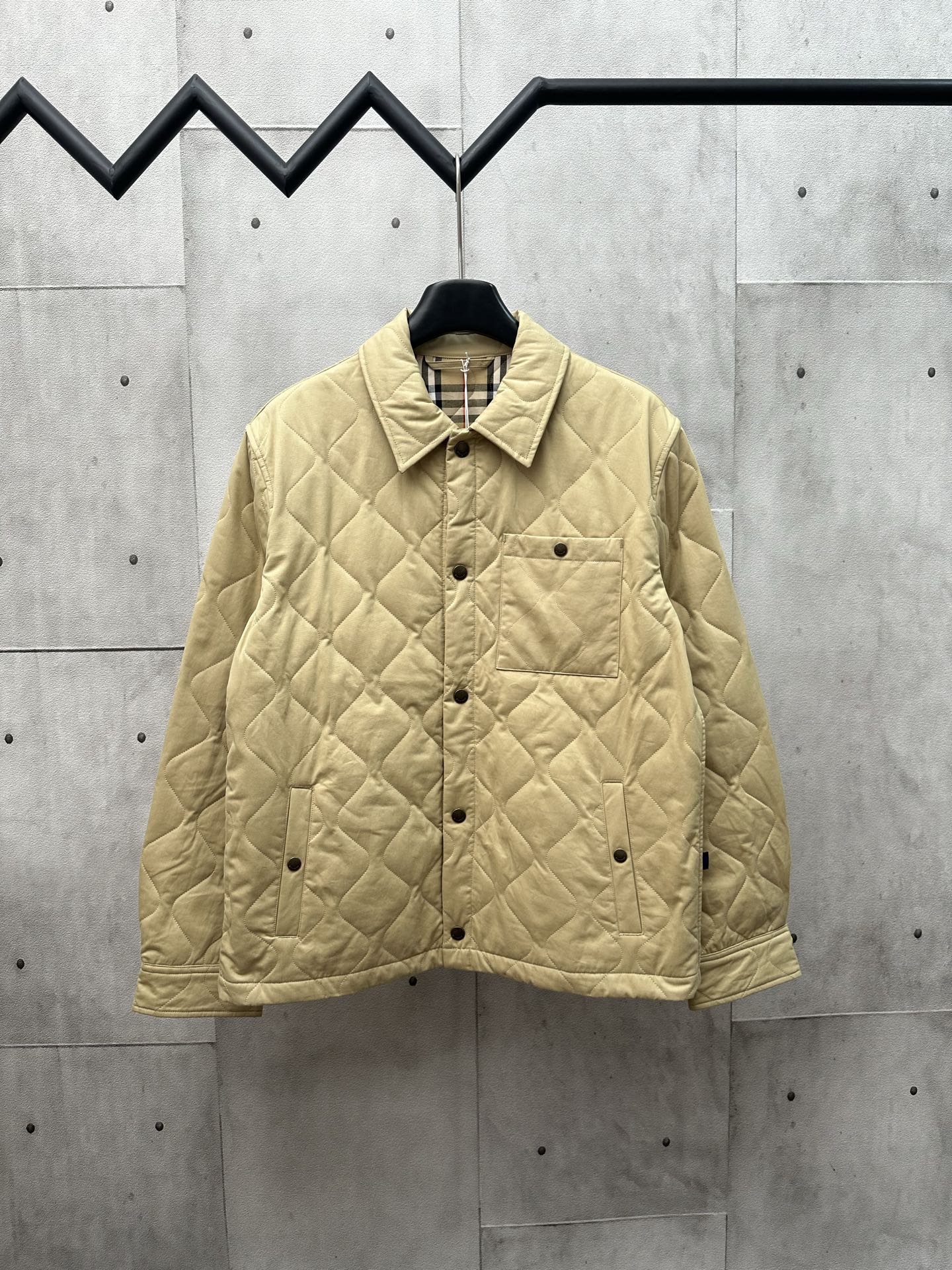 burber*y 2025FW nueva chaqueta de algodón de manga larga con solapa estilo otoño e invierno, diseño de patrón de cuadro…