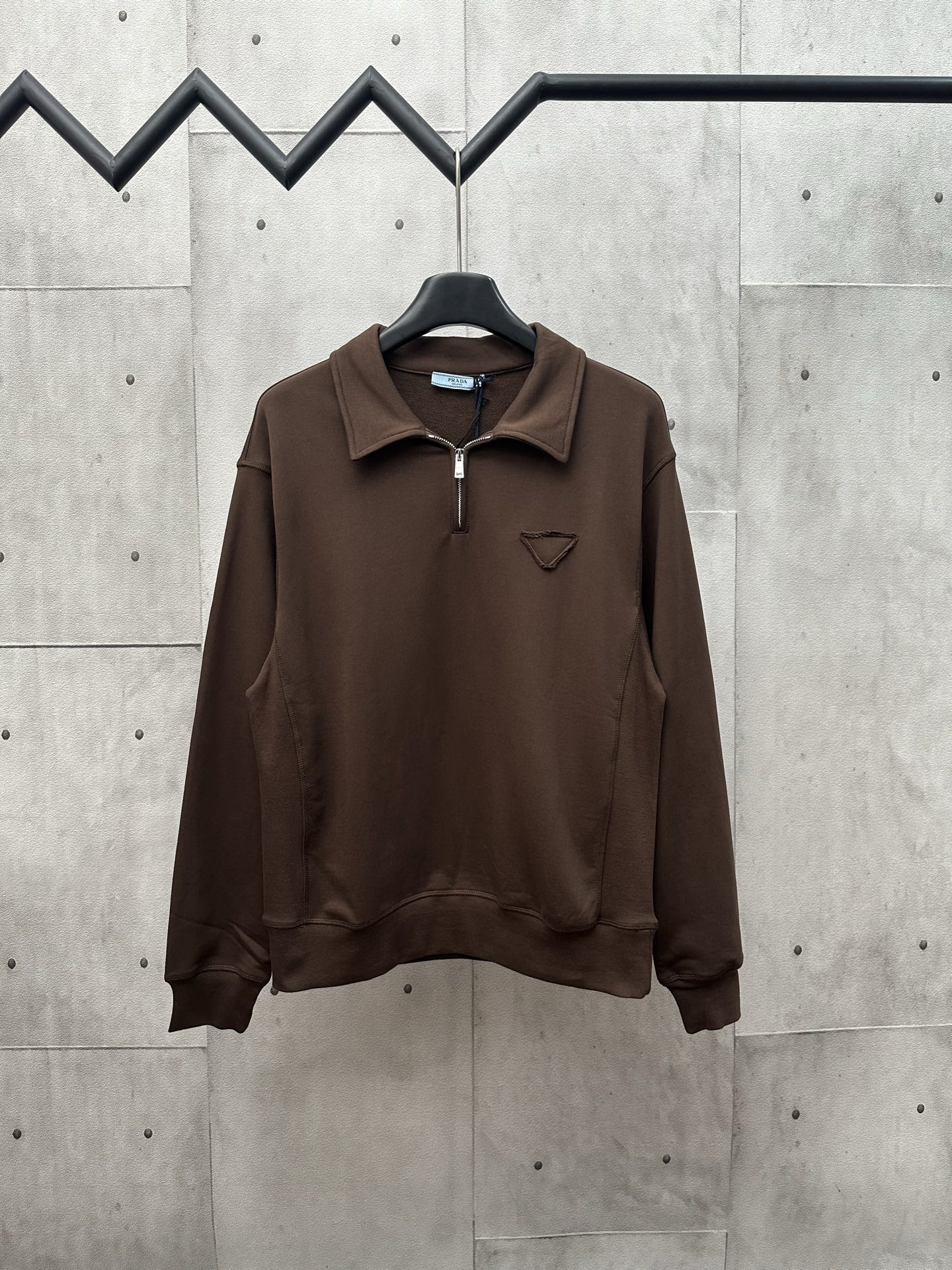 Prada 25SS nuevo Polo marrón oscuro de manga larga. Tela original importada de puro algodón. Diseño de logotipo en el p…