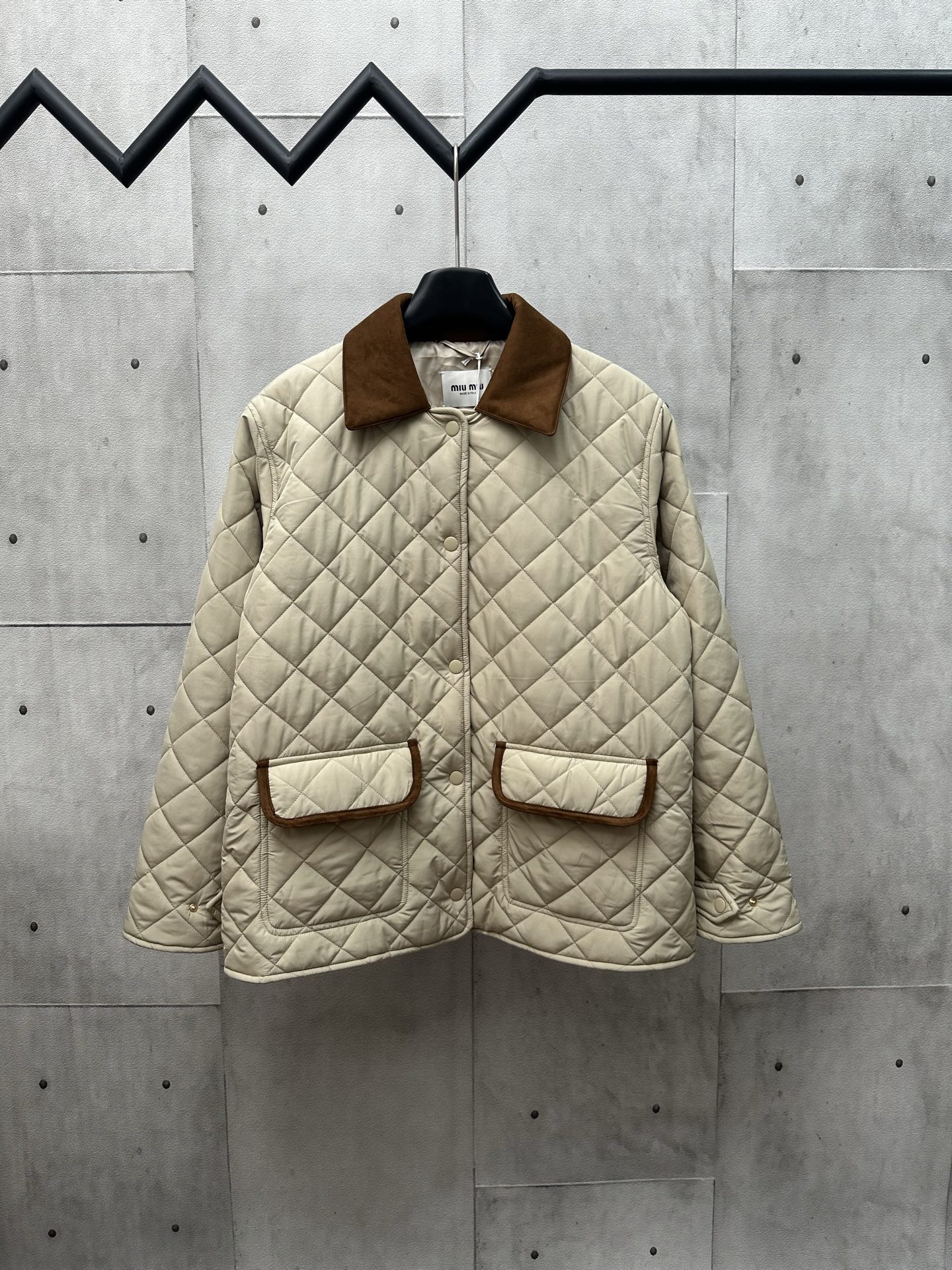 Nuevo producto Miumiu 2025: chaqueta acolchada con cuello solapa y patrón de rombos. Tejido de nailon personalizado YB …