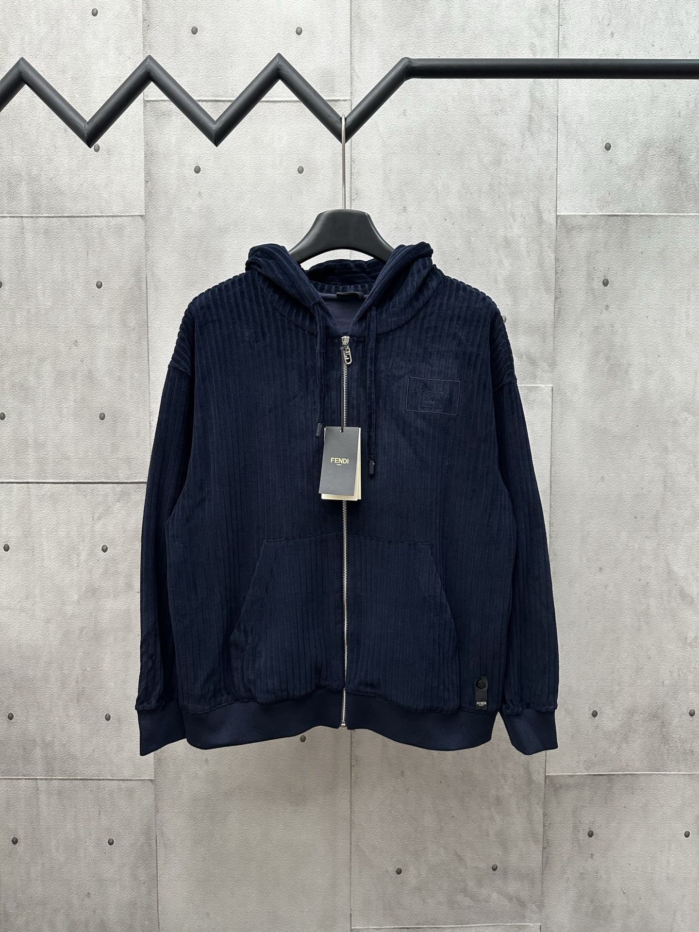 Sudadera de pana azul con bordado de FENDI. Selección de tejido: este producto utiliza tejido de pana 100% algodón, con…