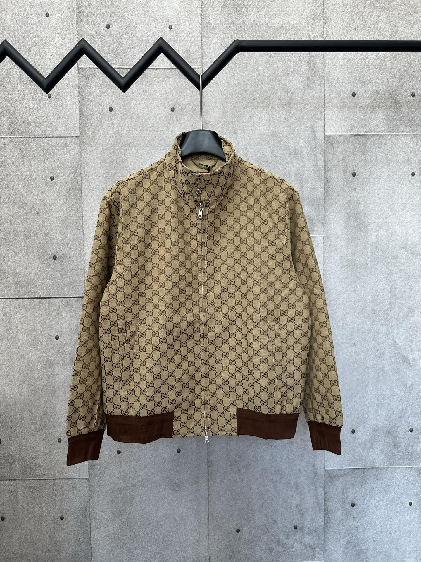 Chaqueta de aviador de lona con cuello alto y estampado doble G de Gucci 25ss, hecha en Italia, nueva y auténtica. Esta…