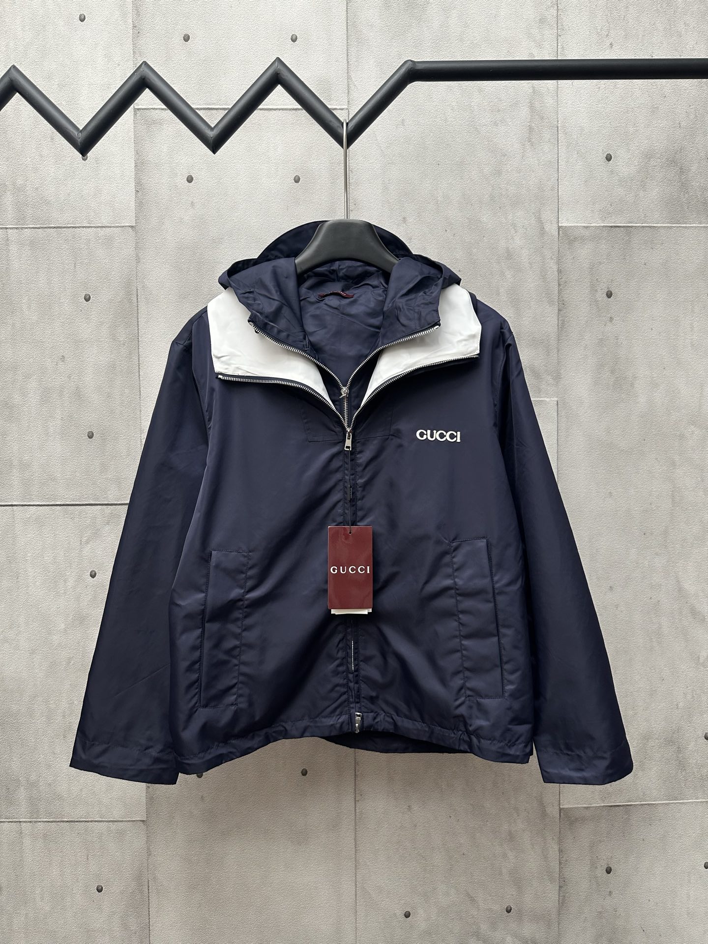 Chaqueta de nailon de sarga con parche GUCCI. Selección de tejido: nailon de sarga azul de tejido apretado 100% poliami…