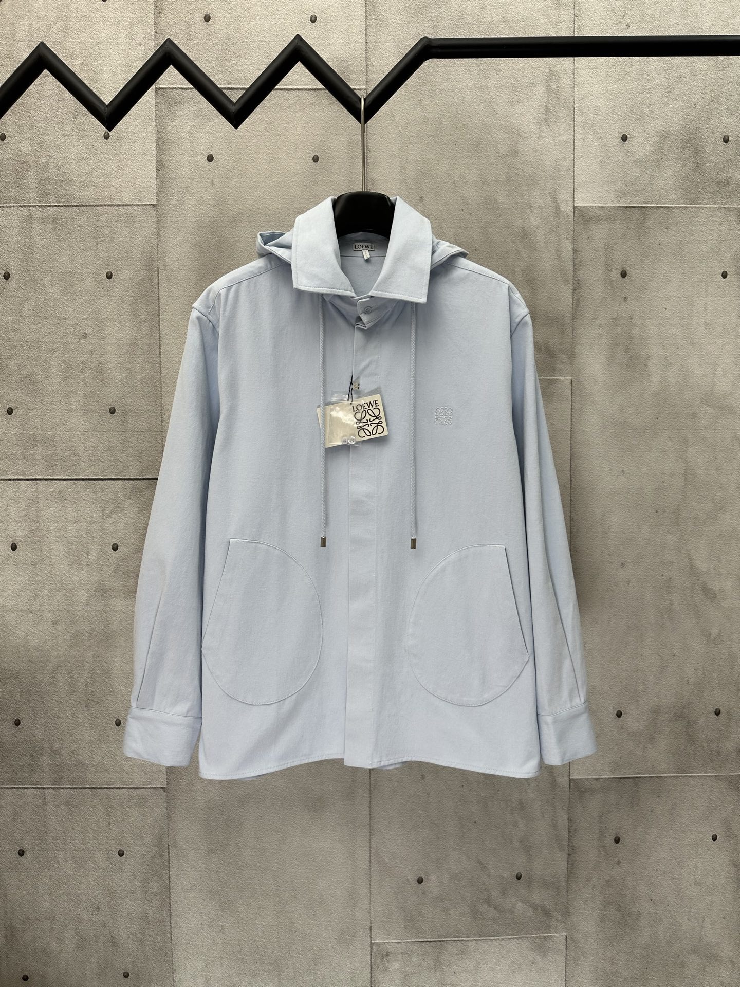 🅿️300 Loewe Camisa Chaqueta con Capucha de Algodón. Selección de Tejido: Confeccionada con Algodón 100% de Alta Calida…