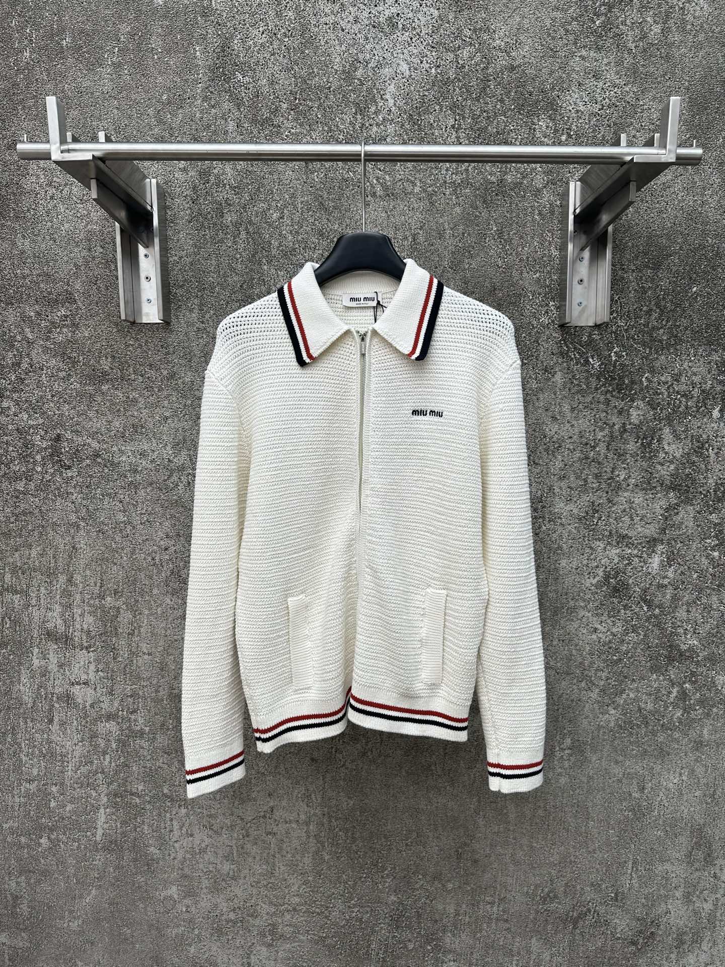 MIUMIU 25ss nuevo jersey de punto con cremallera y cuello vuelto bordado, tallas: S M L XL