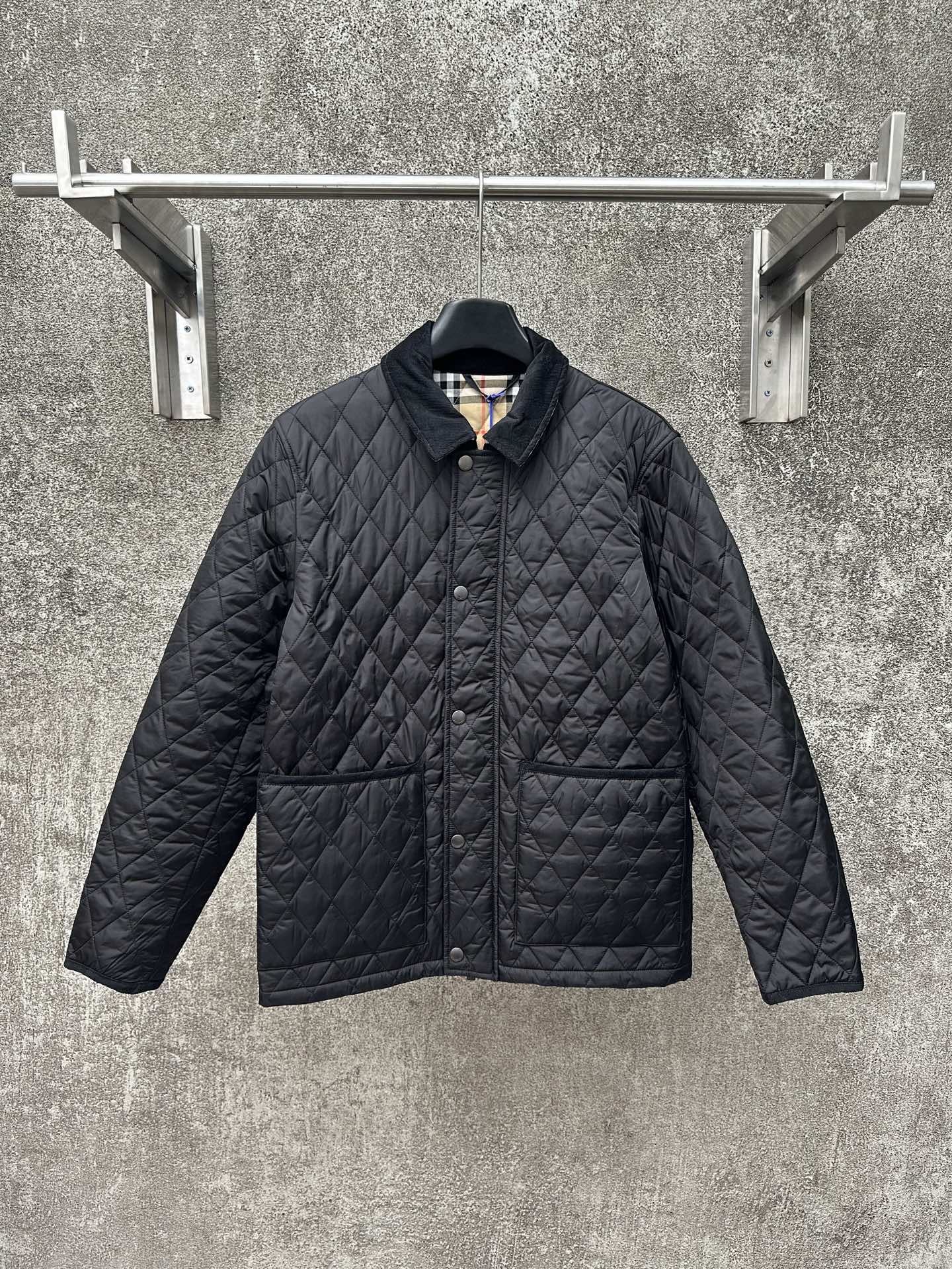 burbe*ry 2025 nuevo estilo de otoño e invierno Chaqueta de manga larga acolchada con diamantes a cuadros Patrón a cuadr…