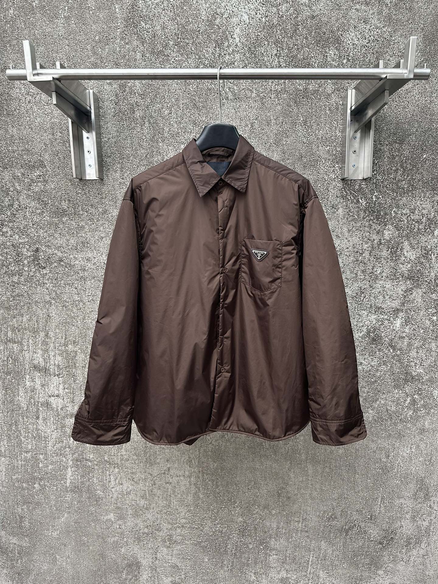 Prada 25Fw nueva chaqueta de algodón estilo camisa de nailon regenerado de otoño e invierno desarrollada exclusivamente…