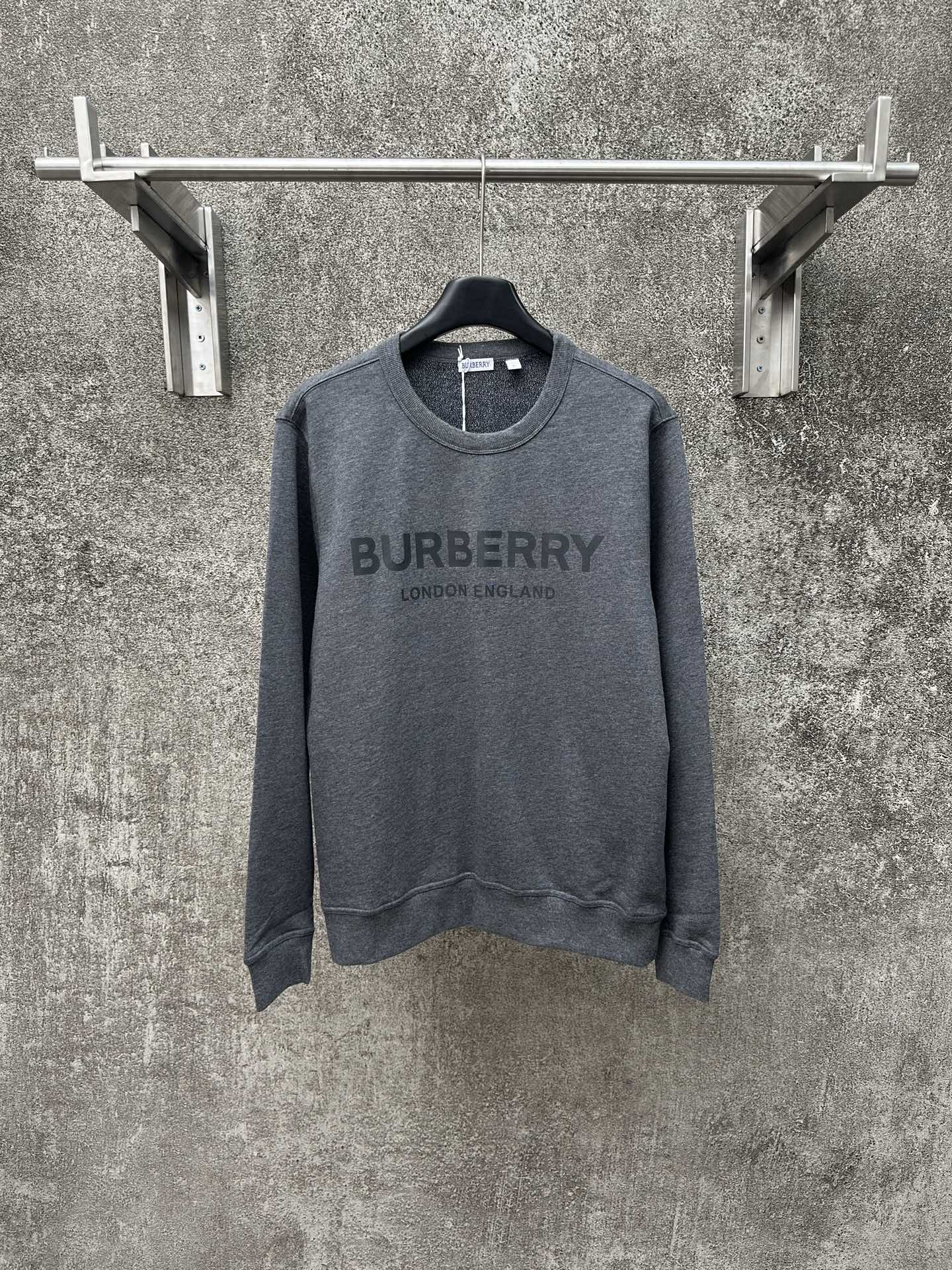 La sudadera con cuello redondo y letras Burberry 25ss para hombre tiene un logo de gran tamaño + logo "LONDON ENGLAND" …