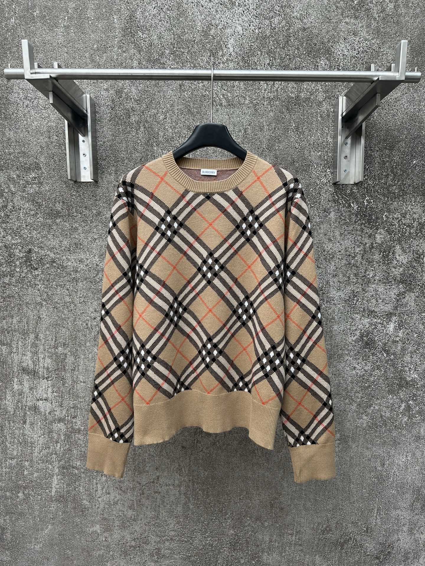 El nuevo suéter de cuello redondo de mezcla de lana a cuadros de sarga de Burberry/Burberry BBr está confeccionado con …
