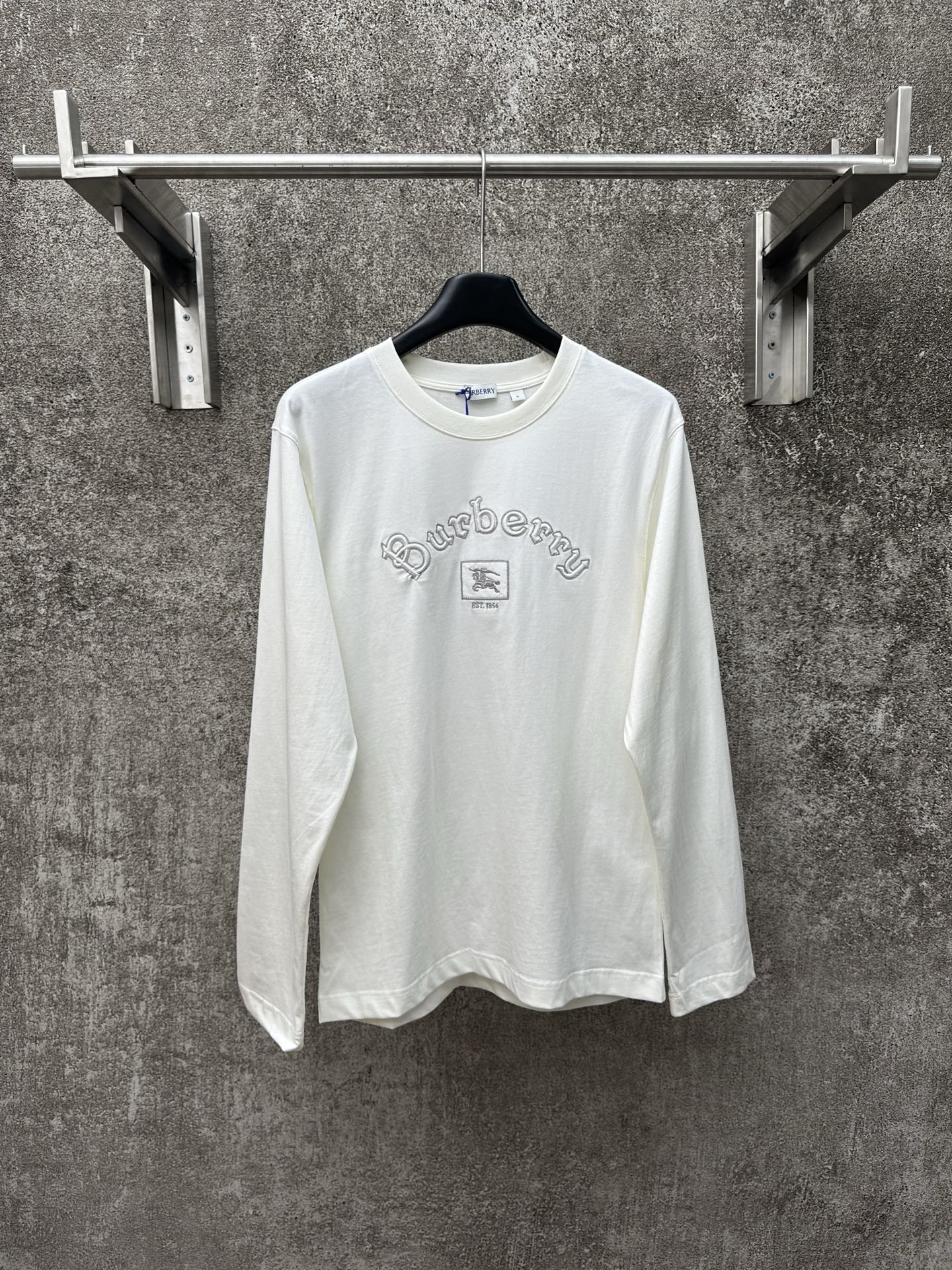 Burberry 25ss otoño nueva camiseta de manga larga ligeramente holgada de algodón con bordado de caballero ecuestre y es…