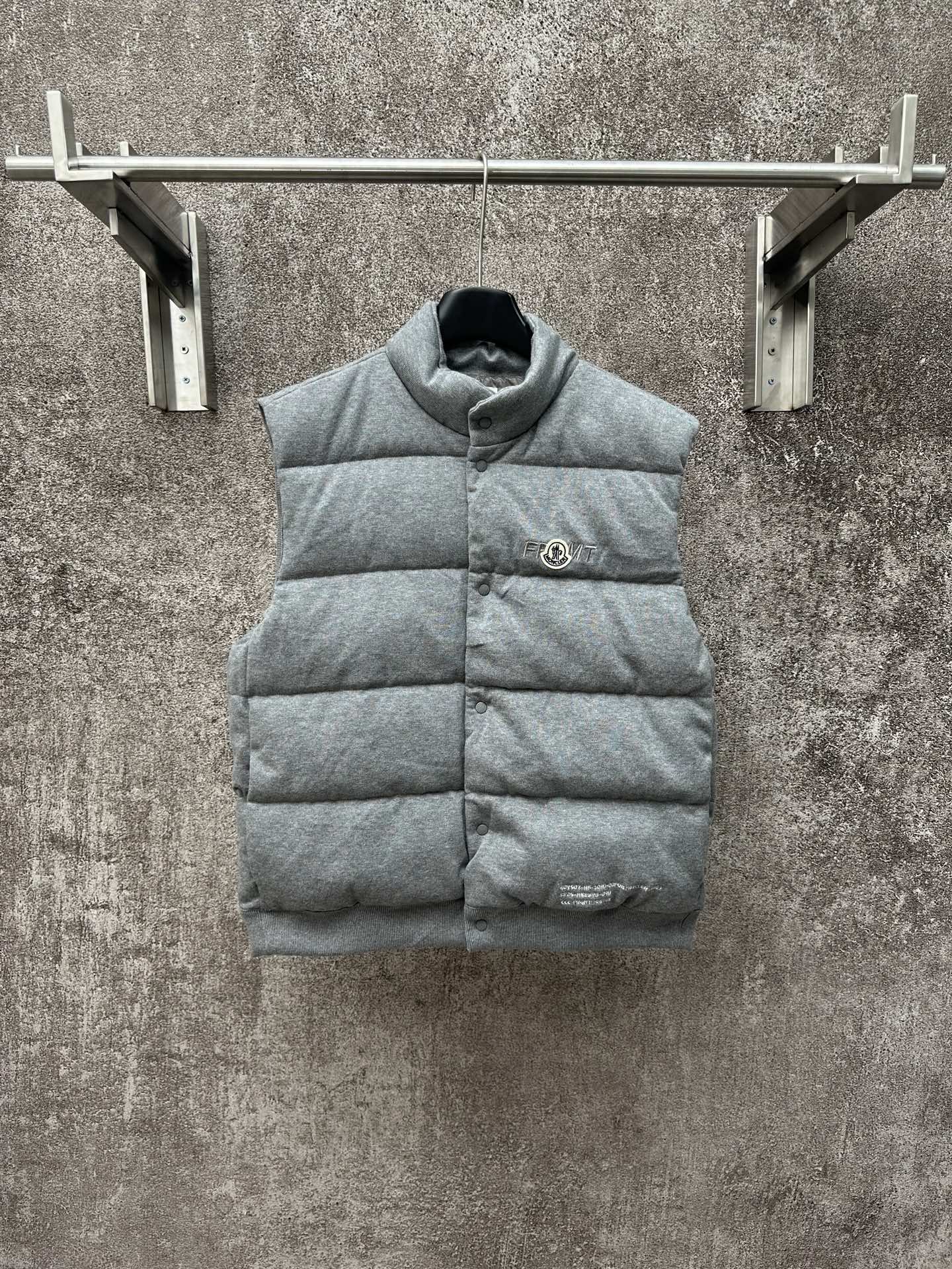 Chaleco de plumón MONCLER de algodón con bordado. Selección de tejido: tejido de punto ligero hecho de 100% fibra de al…