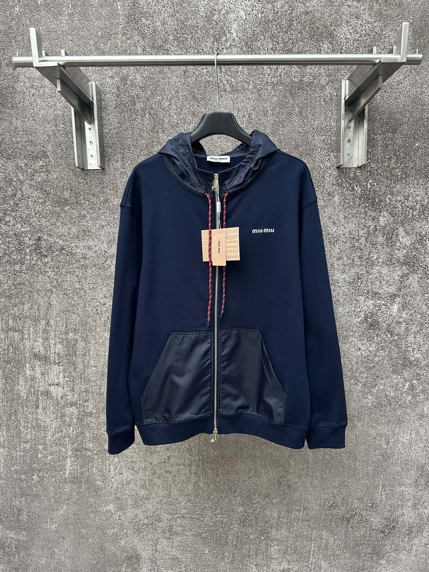 MIUMIU sudadera con capucha bordada, confeccionada en tejido de punto de una cara con base de algodón, la parte frontal…