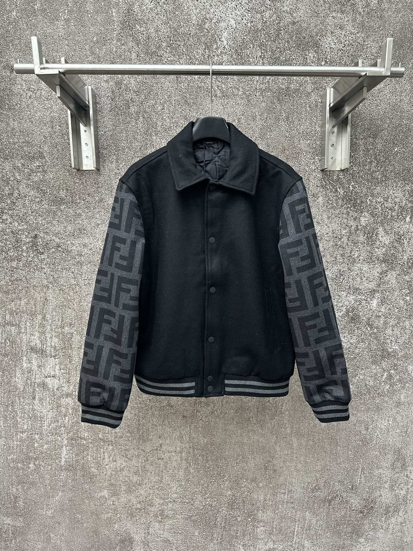 Chaqueta de piloto de lana con cuello solapa negro de FENDI, confeccionada en tejido de mezcla de lana, duradera, mejor…