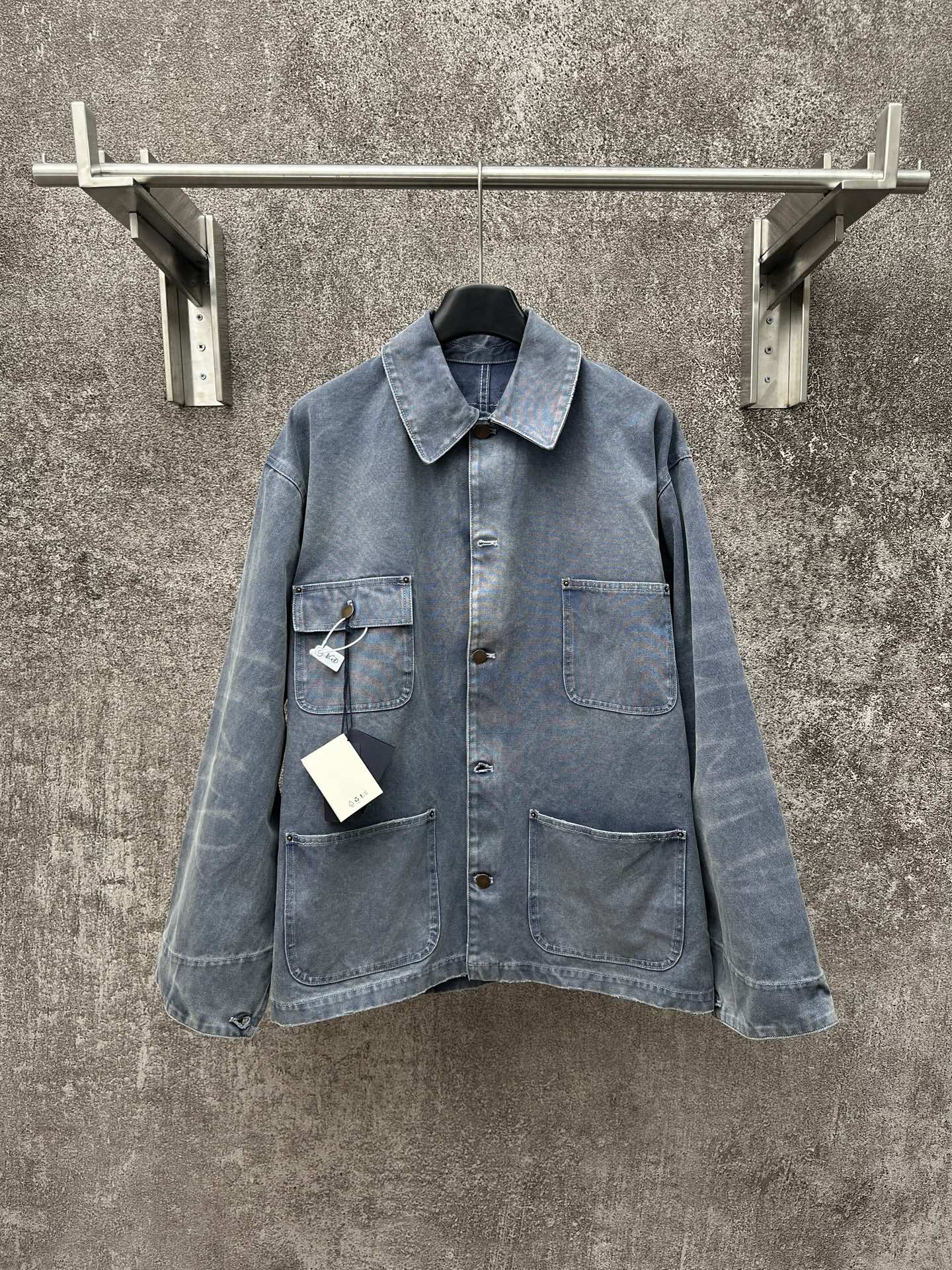 La chaqueta azul hielo desgastada con cuatro bolsillos Prada 25Fw está confeccionada con lona de algodón de alto gramaj…
