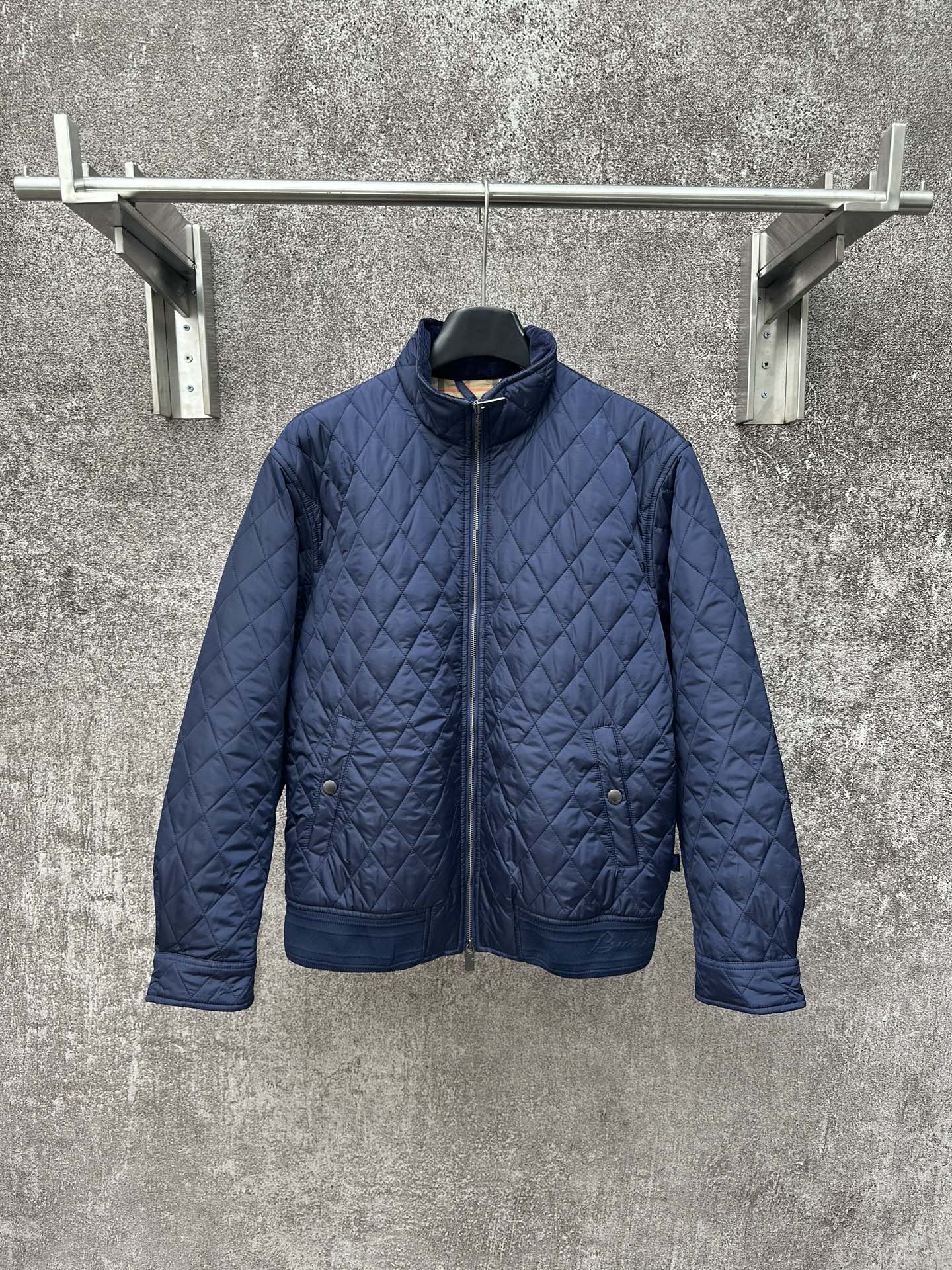 burbe*ry 2025 nuevo estilo otoño e invierno Chaqueta de manga larga acolchada con diamantes a cuadros Patrón a cuadros …