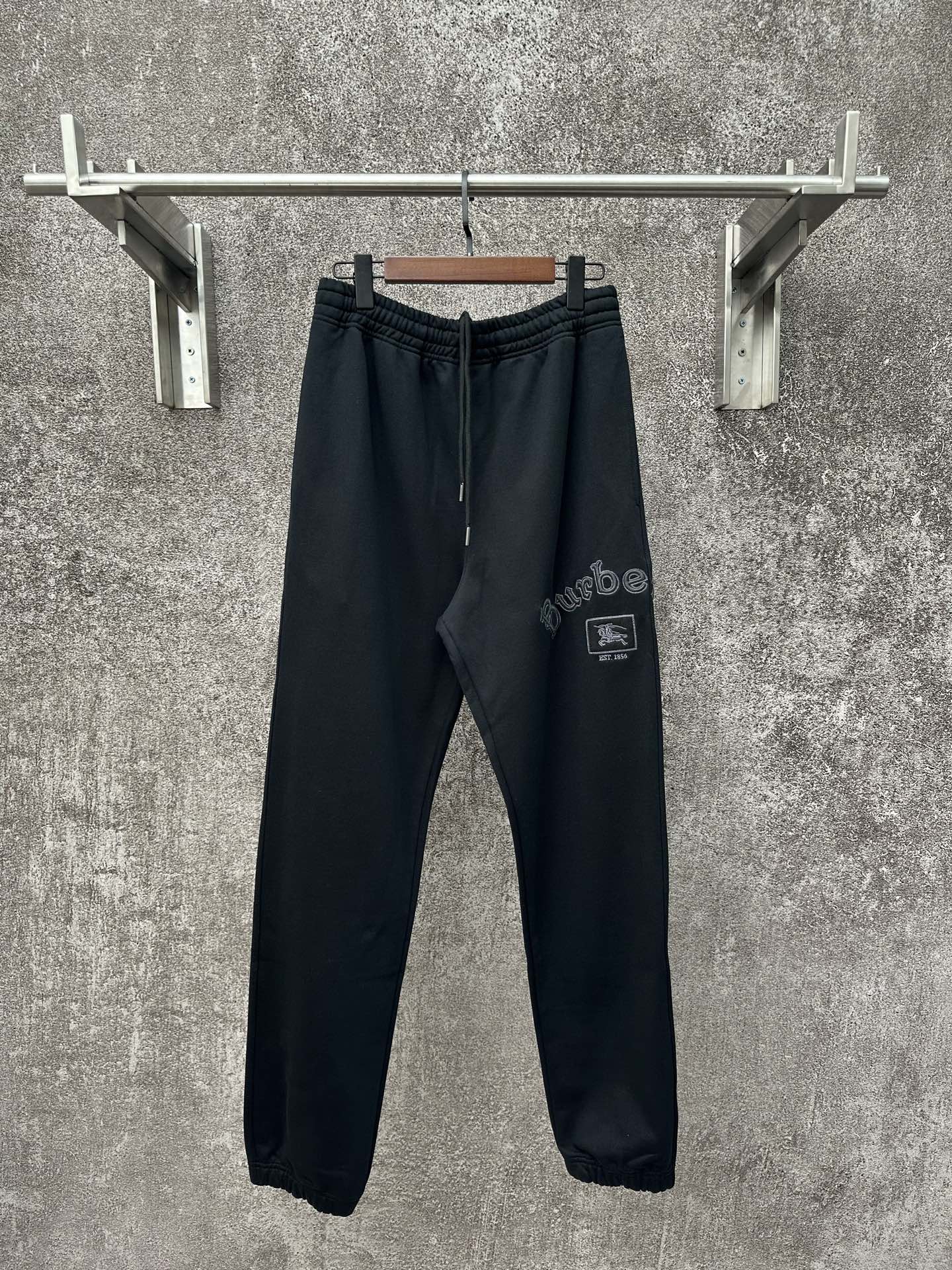 Nuevos pantalones deportivos casuales de principios de otoño de Burberry 2025, confeccionados con tela de pantalones de…