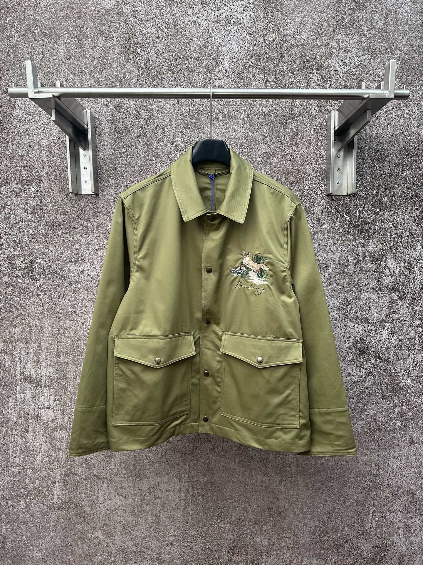 Chaqueta con bordado de zorro BUR, verde oliva, 100% algodón, se siente suave y cerosa pero rígida, ofrece comodidad to…