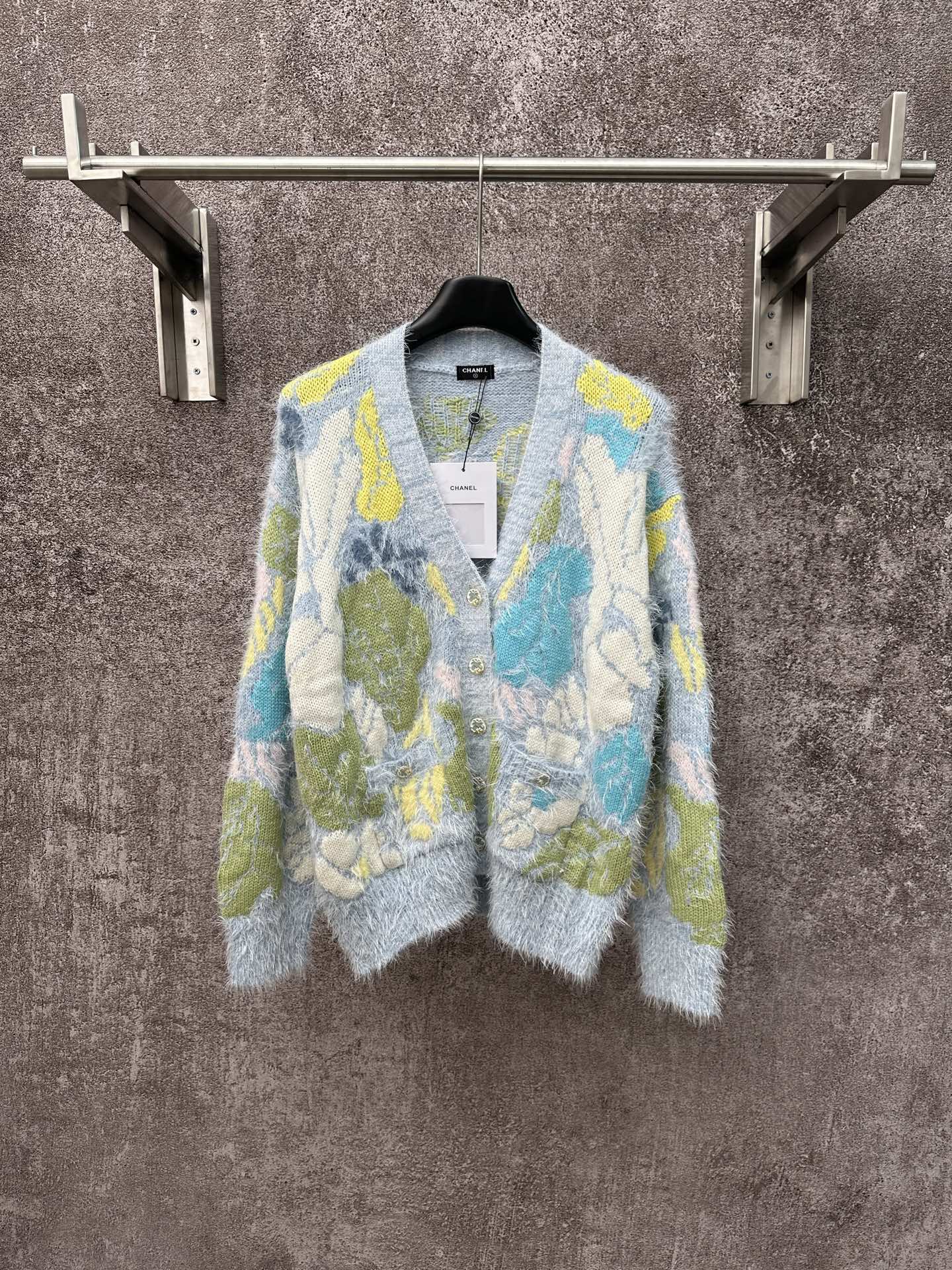 Cárdigan floral de punto Chanel, fondo azul claro con estampado multicolor en amarillo, verde, azul y blanco,…