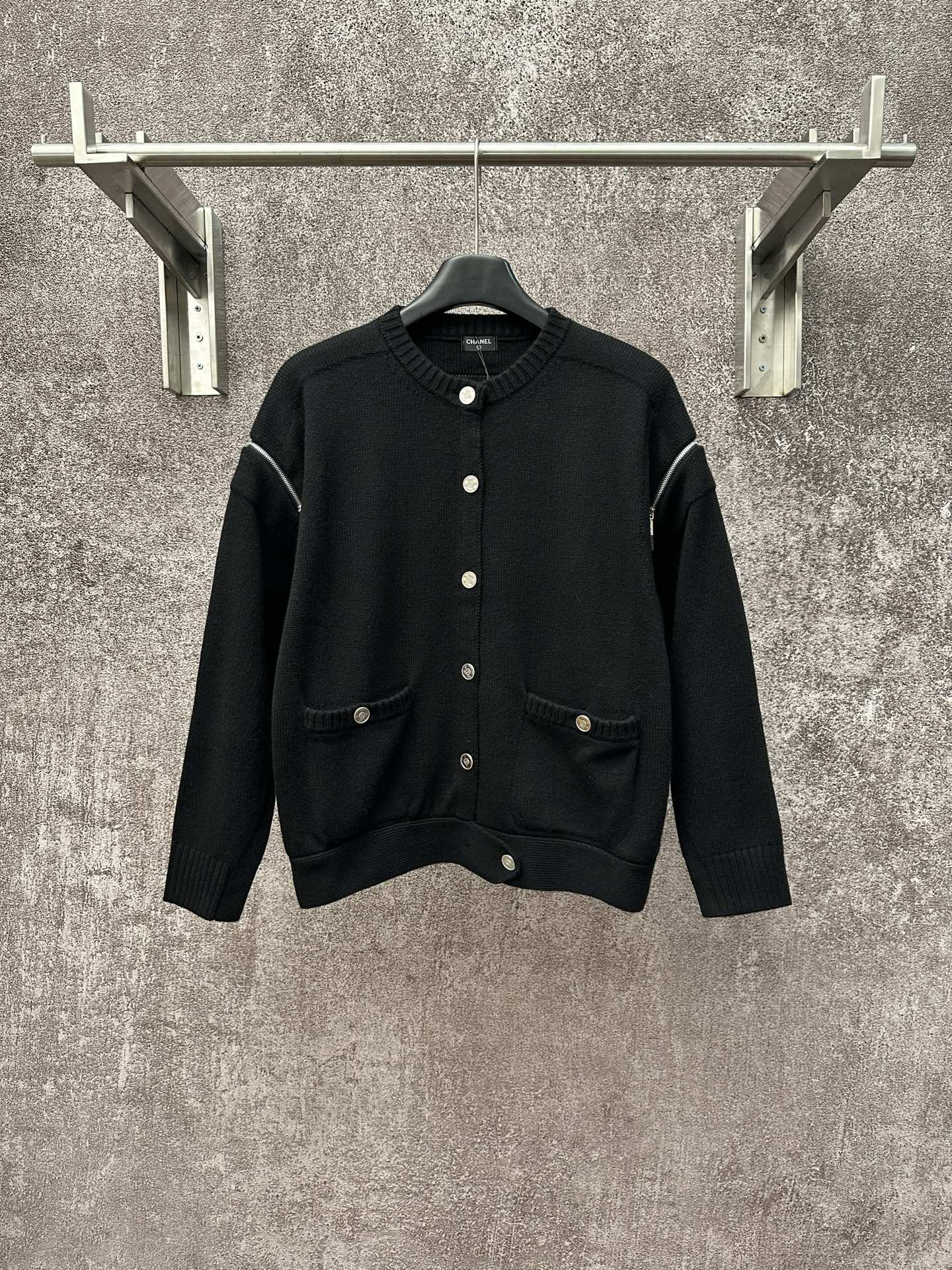 Chanel 25SS nuevo cárdigan con mangas de cremallera, diseño de cremallera en hombros, cuello redondo clásico con ribete…