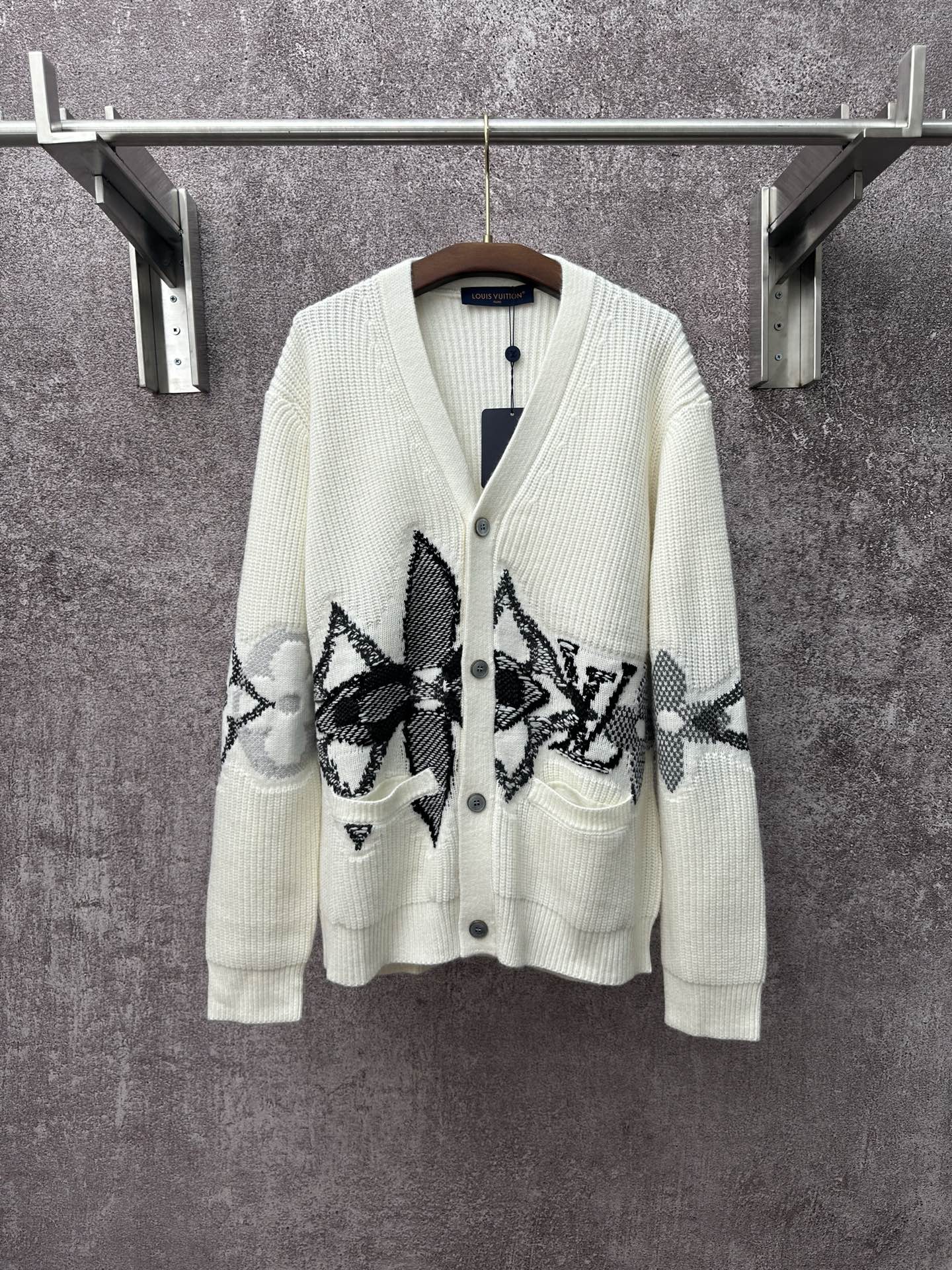 P300 LOUIS VUITTON SS26 SKI Ski Series para hombre Cárdigan gráfico de botonadura sencilla Suéter con cuello en V para …
