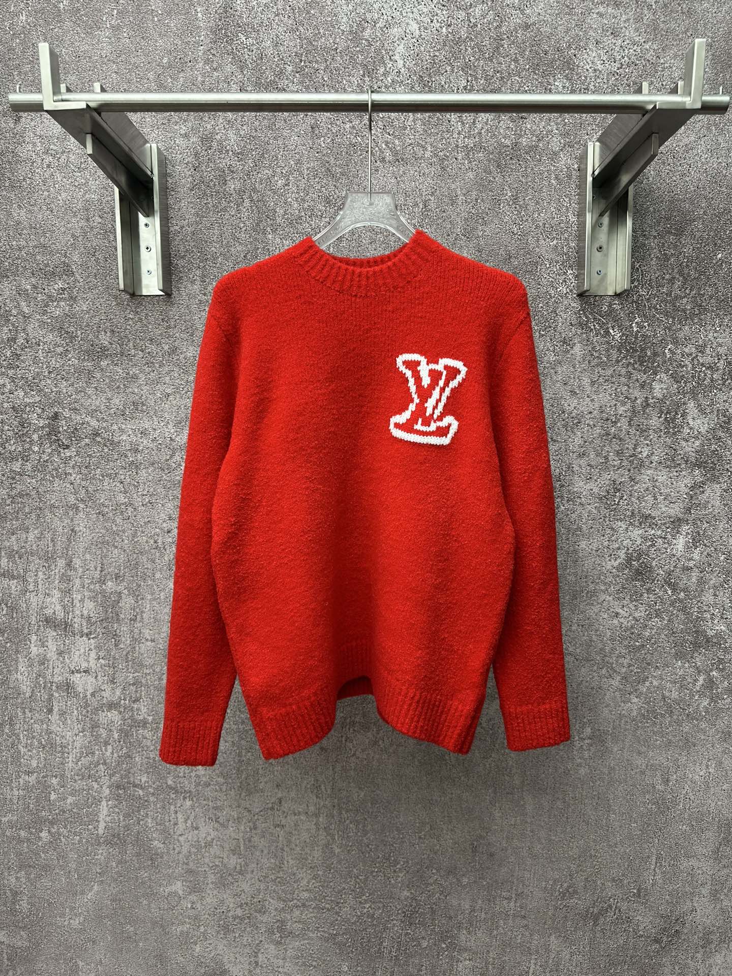 P235 LOUIS VUITTON SS25 Colección Primavera/Verano para hombre Jersey con intarsia de letras en color liso Rojo para ho…