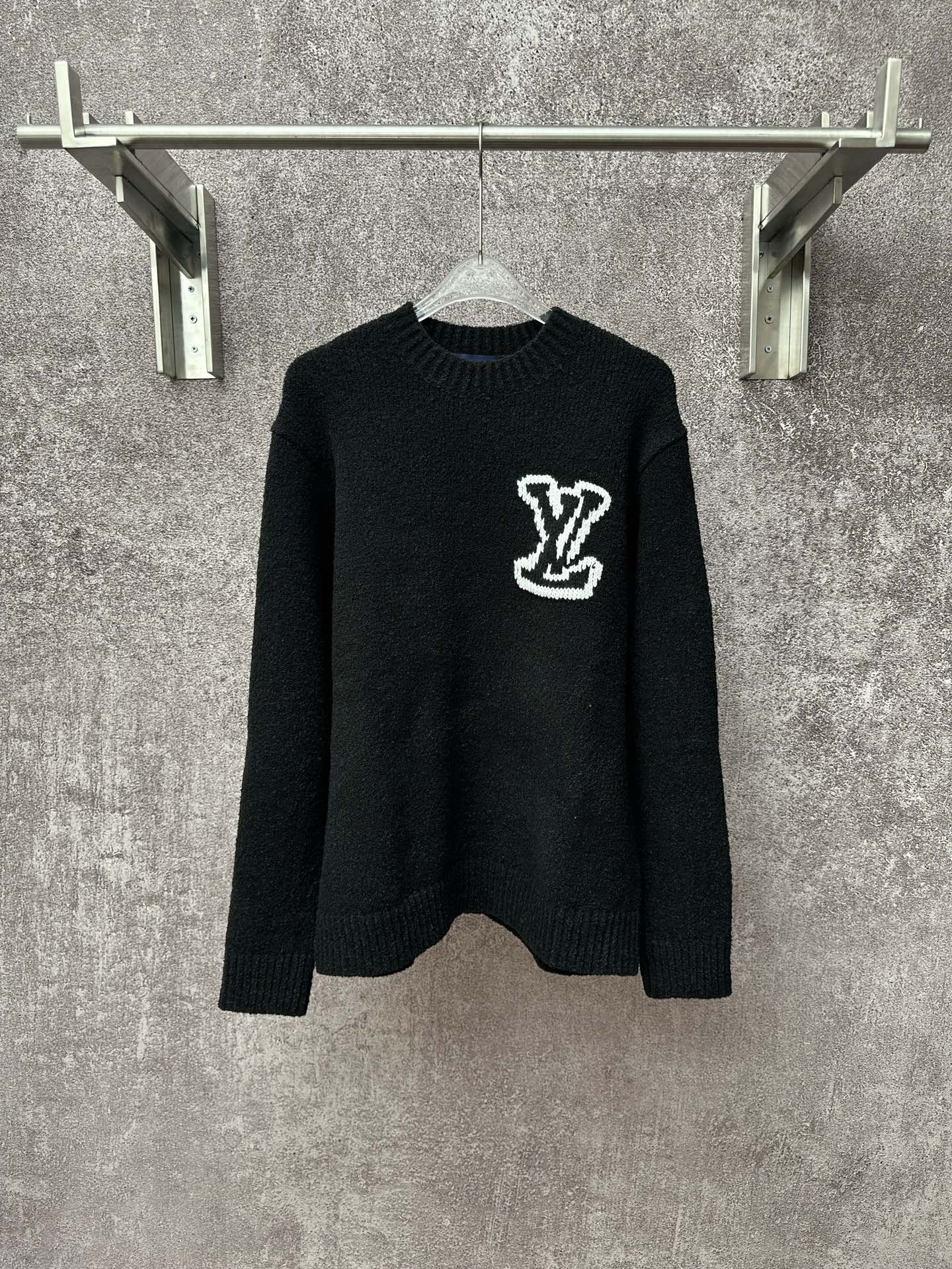 P235 LOUIS VUITTON SS25 Colección Primavera/Verano para hombre Jersey con intarsia de letras en color liso Negro para h…