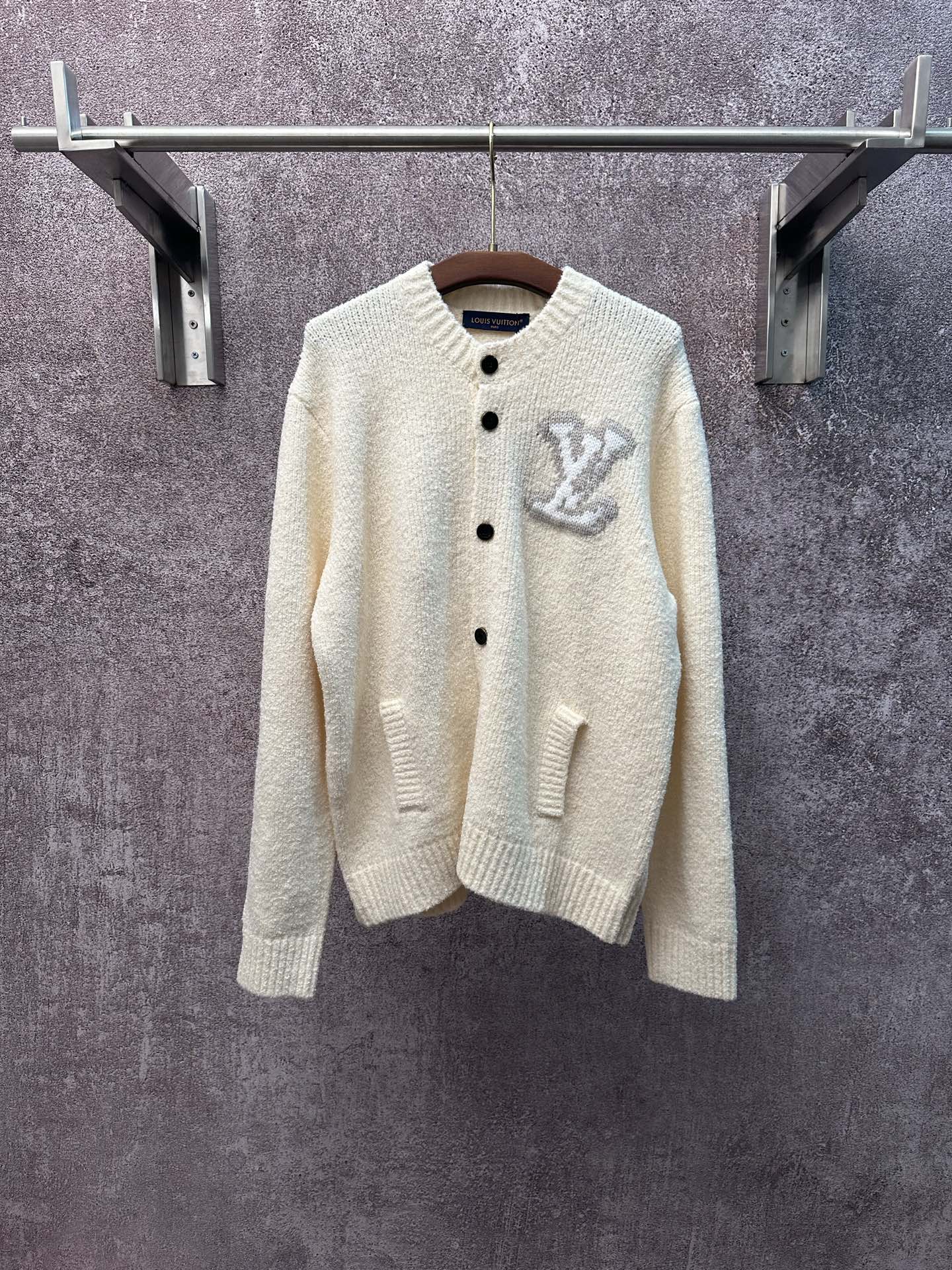 P235 LOUIS VUITTON FW25 Suéter tipo cárdigan con intarsia de aguja gruesa de principios de primavera para hombre Este c…