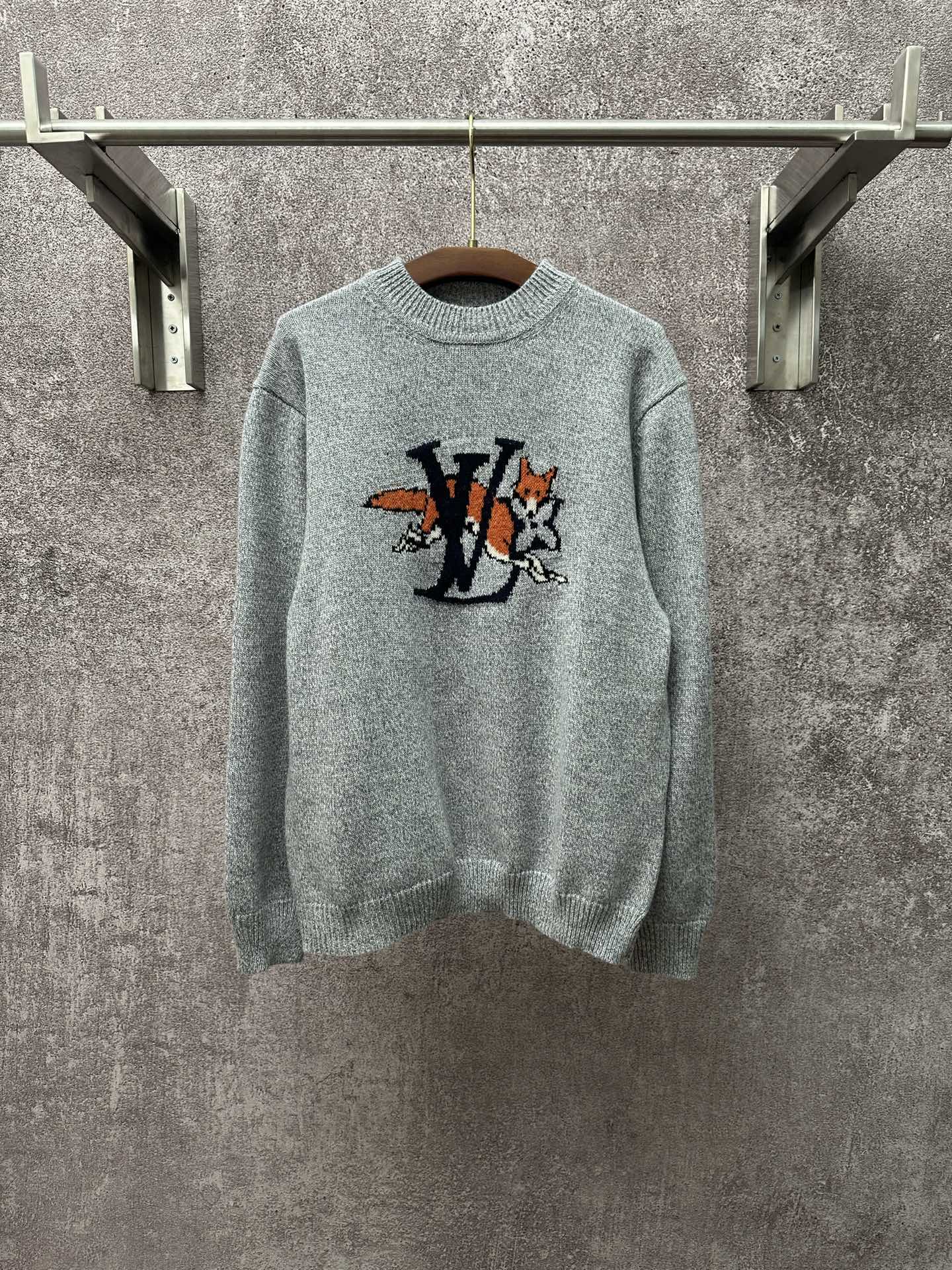 P205 Jersey de punto gris Louis Vuitton, con estampado de zorros de colores en el pecho y diseño de letras LV, moderno …