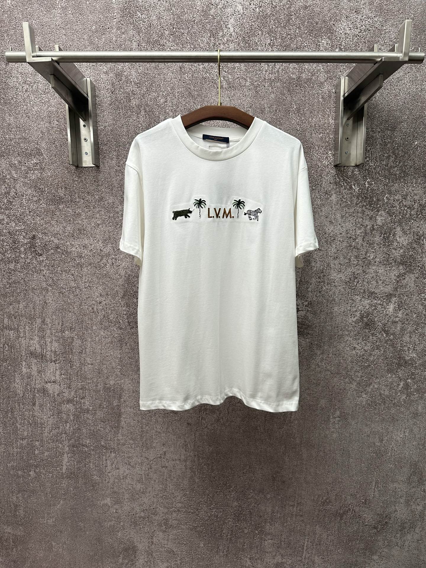 P135 [Nuevo] Camiseta de manga corta bordada con letras animales 1V26ss Está hecha de tela de algodón mercerizado de fi…