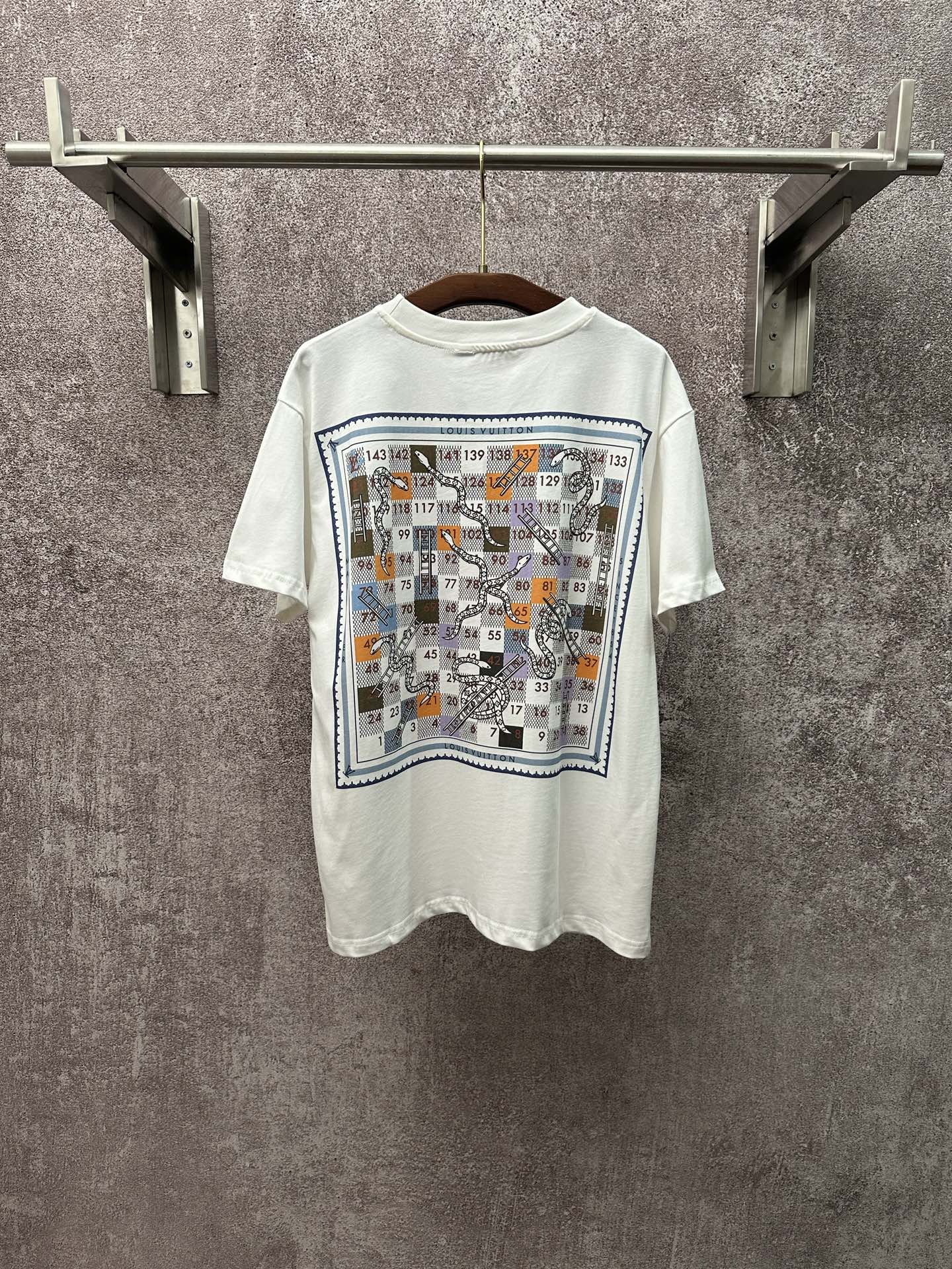 💰p155
【上新】1V26ss圆领印花短袖T恤 
采用高端成衣工艺打造，面料甄选230g重磅双股精梳棉，经酵素洗水工艺处理，让棉料触感柔软且不易起球、变形，同时保留棉质的透气与亲肤特性。后背主题印花采用数码直喷结合丝网印的复合工艺，先以数码直喷还原图案的色彩层次与细腻纹理，再用丝网印勾勒图案轮廓线条，使印花色彩牢固度提升30%，反复洗涤也不褪色、不开裂。领口采用二本针包边工艺，搭配高弹罗纹面料，耐拉扯且久穿不变形，衣身侧缝与肩缝均为埋夹工艺缝制，针脚细密平整，整体版型通过立体剪裁打造宽松落肩效果，兼顾穿着舒适度与版型挺括度。整体走线平直细腻，面料舒适柔软，颜色一致无色差 能与同款搭配营造时尚造型，驾驭各种场合，定制辅料，三标齐全，男女同款！
Size：S M L XL