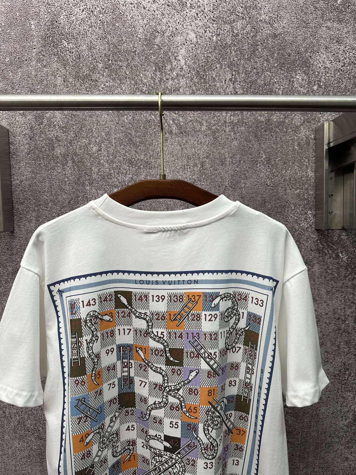 💰p155
【上新】1V26ss圆领印花短袖T恤 
采用高端成衣工艺打造，面料甄选230g重磅双股精梳棉，经酵素洗水工艺处理，让棉料触感柔软且不易起球、变形，同时保留棉质的透气与亲肤特性。后背主题印花采用数码直喷结合丝网印的复合工艺，先以数码直喷还原图案的色彩层次与细腻纹理，再用丝网印勾勒图案轮廓线条，使印花色彩牢固度提升30%，反复洗涤也不褪色、不开裂。领口采用二本针包边工艺，搭配高弹罗纹面料，耐拉扯且久穿不变形，衣身侧缝与肩缝均为埋夹工艺缝制，针脚细密平整，整体版型通过立体剪裁打造宽松落肩效果，兼顾穿着舒适度与版型挺括度。整体走线平直细腻，面料舒适柔软，颜色一致无色差 能与同款搭配营造时尚造型，驾驭各种场合，定制辅料，三标齐全，男女同款！
Size：S M L XL