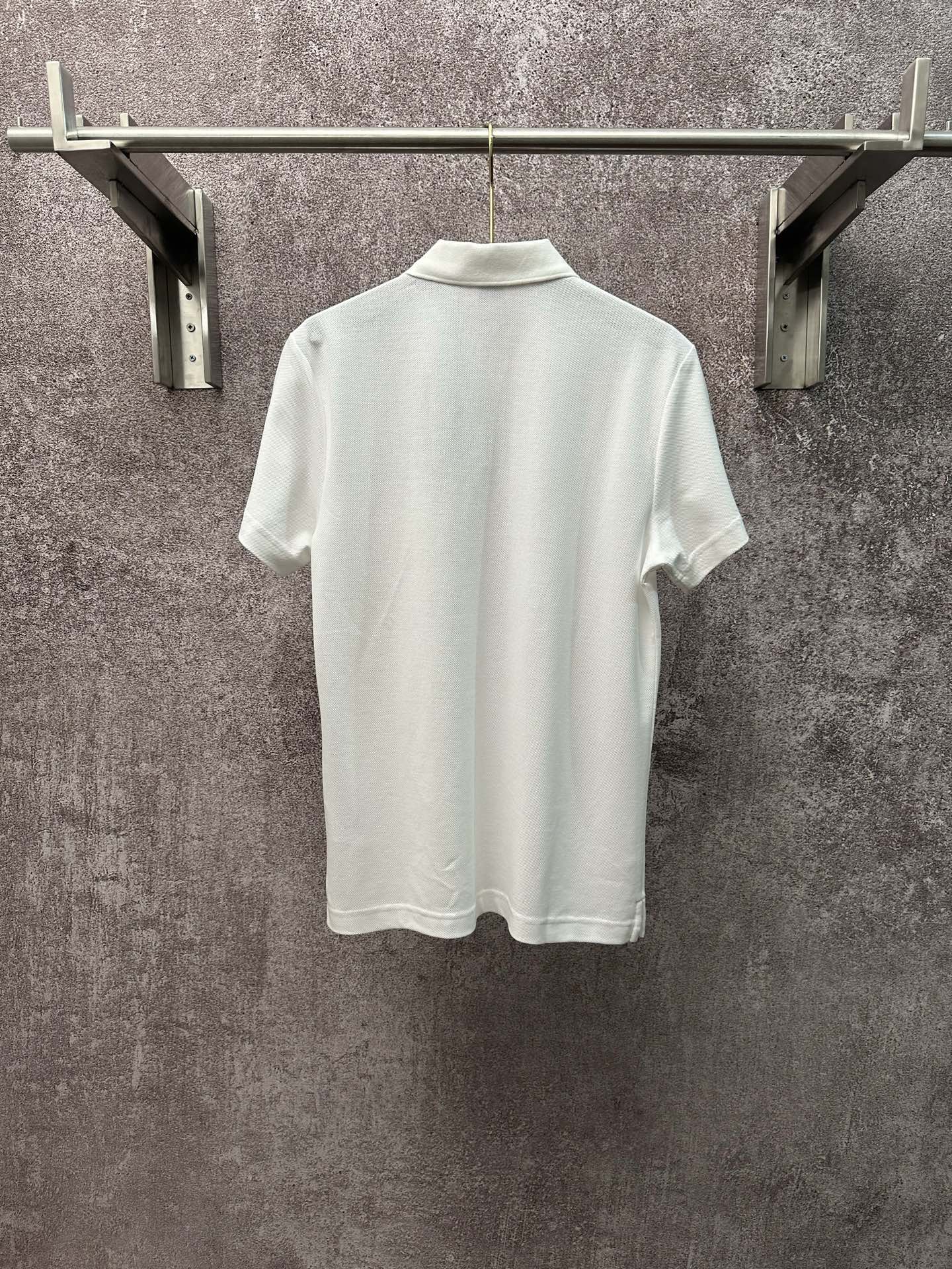 💰p155
Bur*erry  2026 SS 春夏新款
翻领polo短袖衫
珠地棉透气面料
前胸vintage格纹贴布
点缀经典品牌战马刺绣
简约设计风格 不挑人穿
直筒版型
尺码：S M L XL XXL