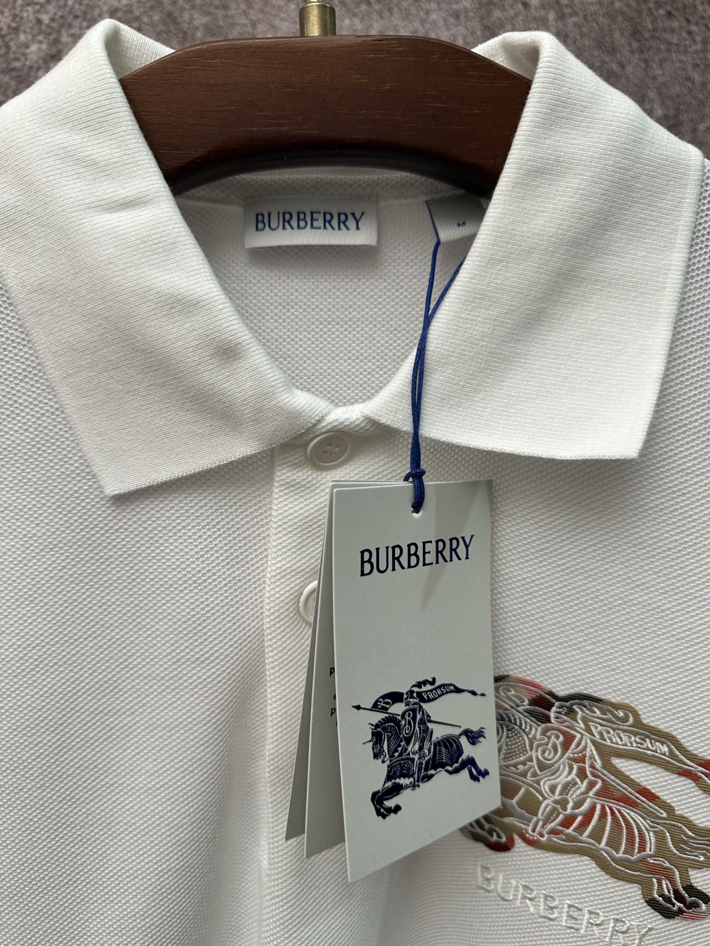 💰p155
Bur*erry  2026 SS 春夏新款
翻领polo短袖衫
珠地棉透气面料
前胸vintage格纹贴布
点缀经典品牌战马刺绣
简约设计风格 不挑人穿
直筒版型
尺码：S M L XL XXL