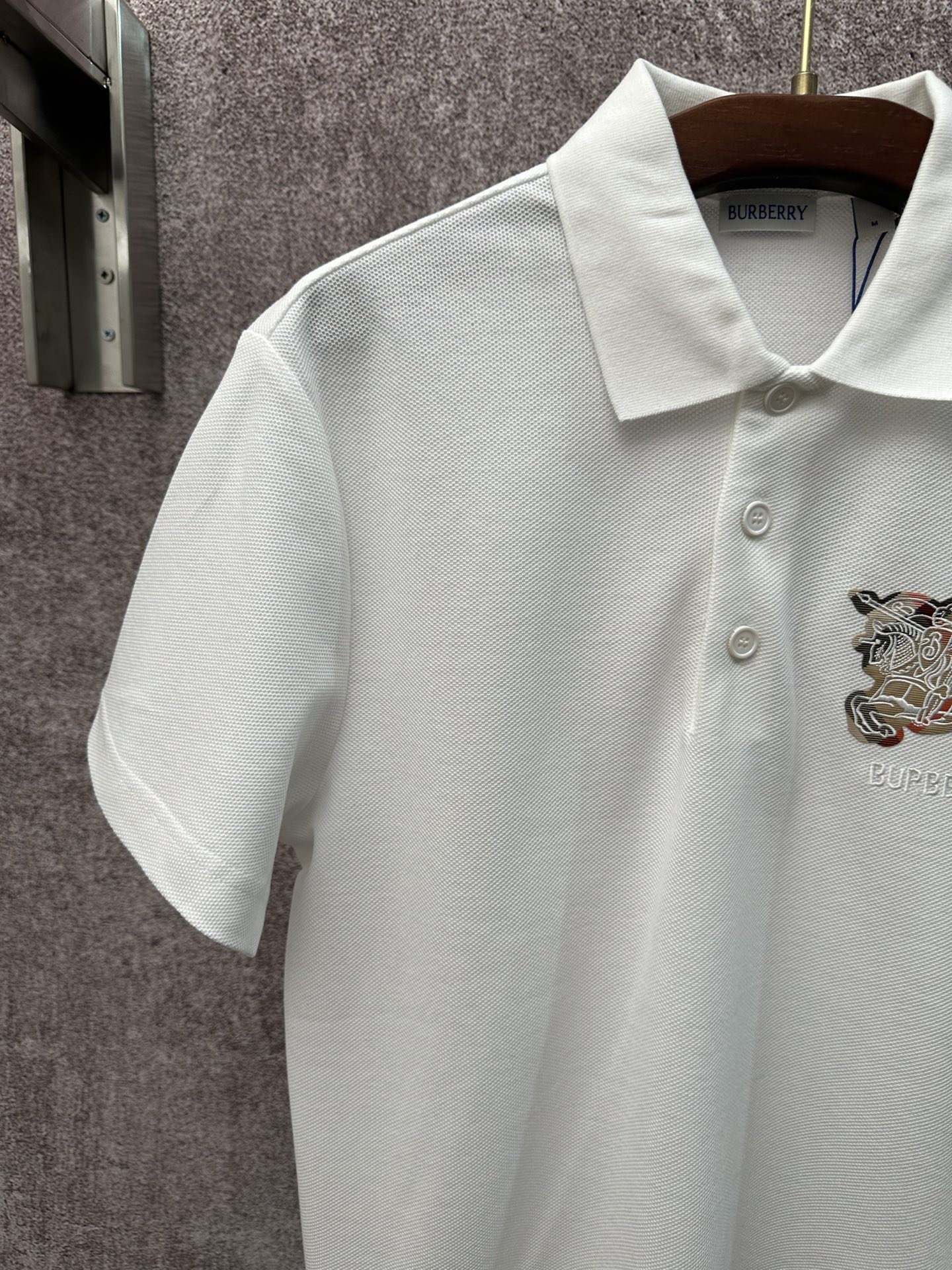 💰p155
Bur*erry  2026 SS 春夏新款
翻领polo短袖衫
珠地棉透气面料
前胸vintage格纹贴布
点缀经典品牌战马刺绣
简约设计风格 不挑人穿
直筒版型
尺码：S M L XL XXL