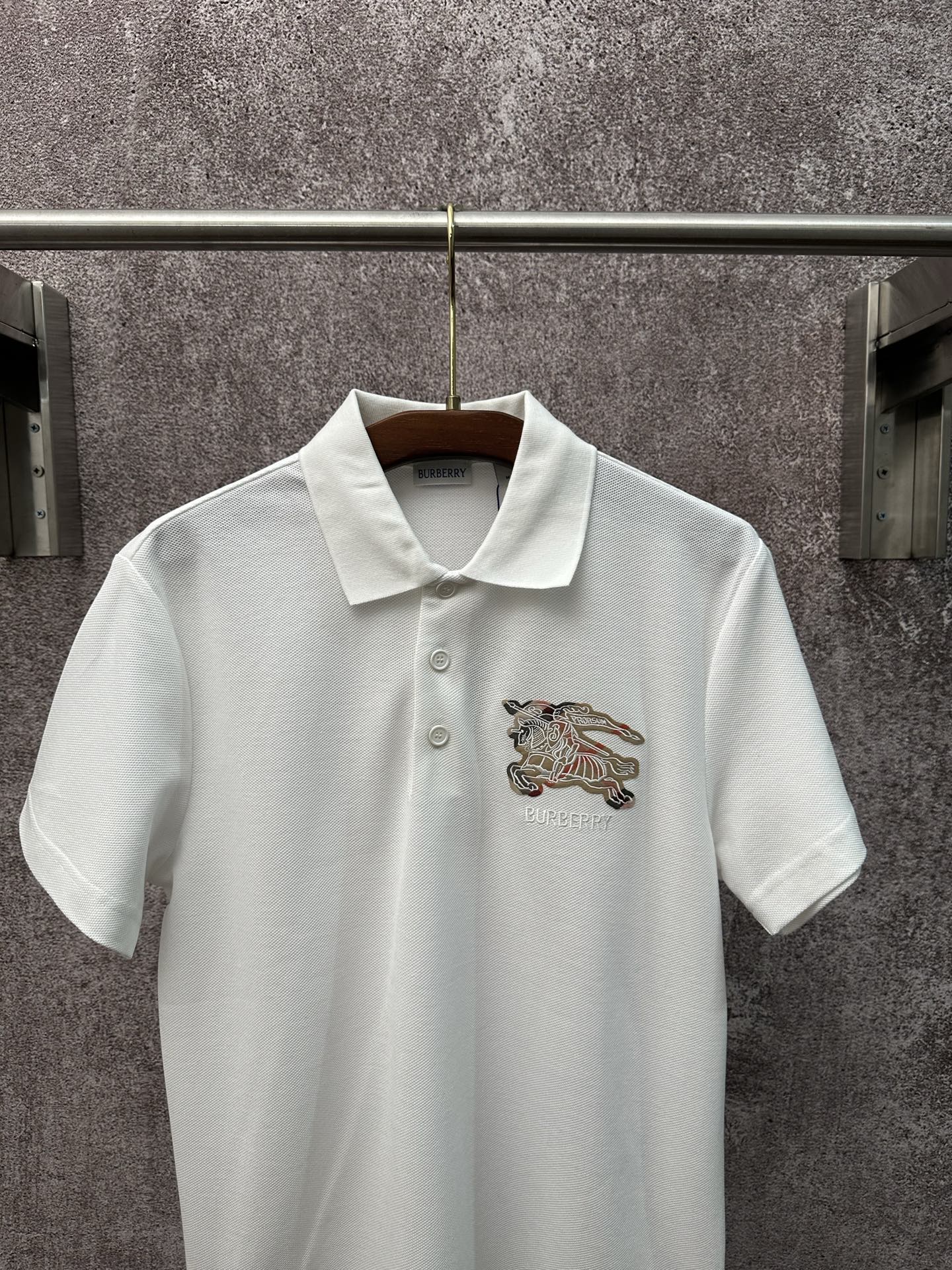 💰p155
Bur*erry  2026 SS 春夏新款
翻领polo短袖衫
珠地棉透气面料
前胸vintage格纹贴布
点缀经典品牌战马刺绣
简约设计风格 不挑人穿
直筒版型
尺码：S M L XL XXL